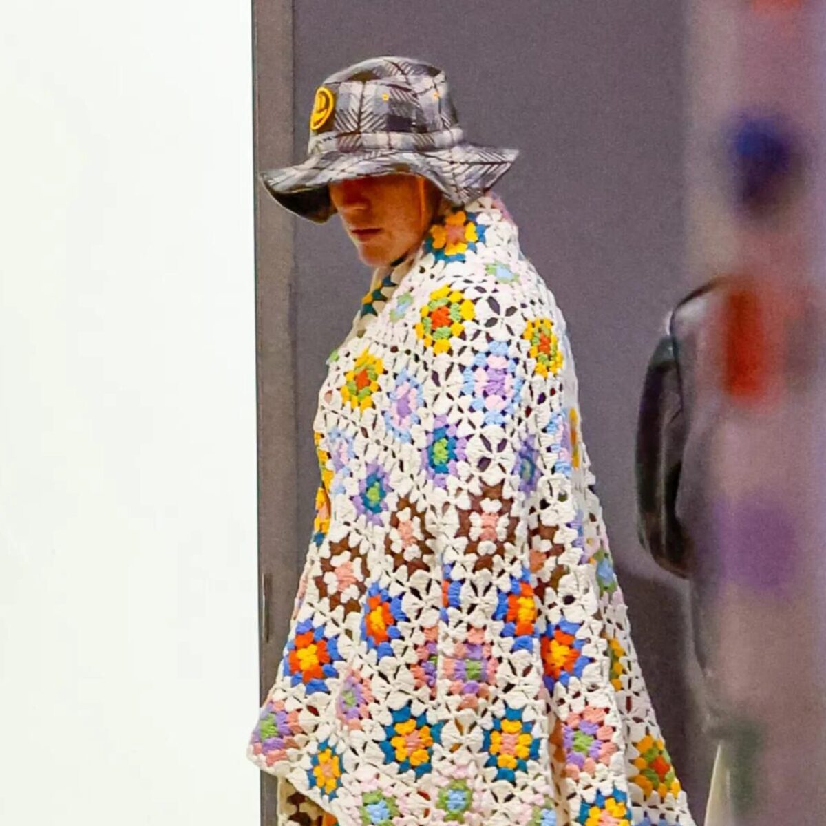 “Αίνιγμα” η πρόσφατη βόλτα του Τζάστιν Μπίμπερ: Η κουβέρτα, το παντελόνι – πάπλωμα και η διαφήμιση