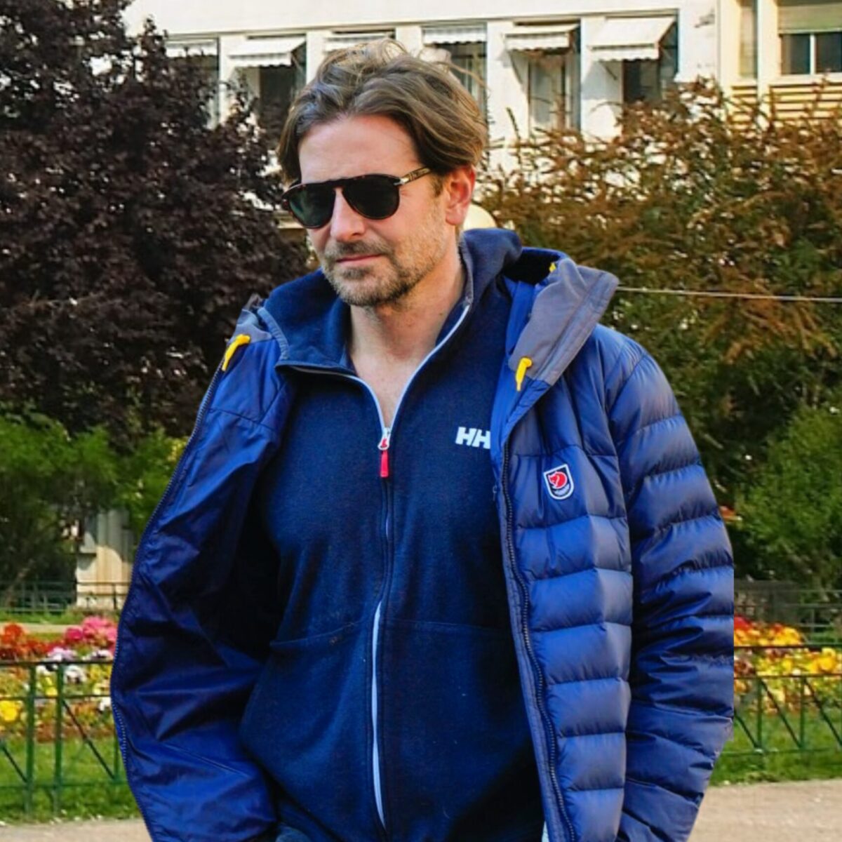 Ο οίκoς Prada έβγαλε τσάντα χειρός για άντρες που μοιάζει με (τεράστιο) αξεσουάρ κατάποσης νερού!