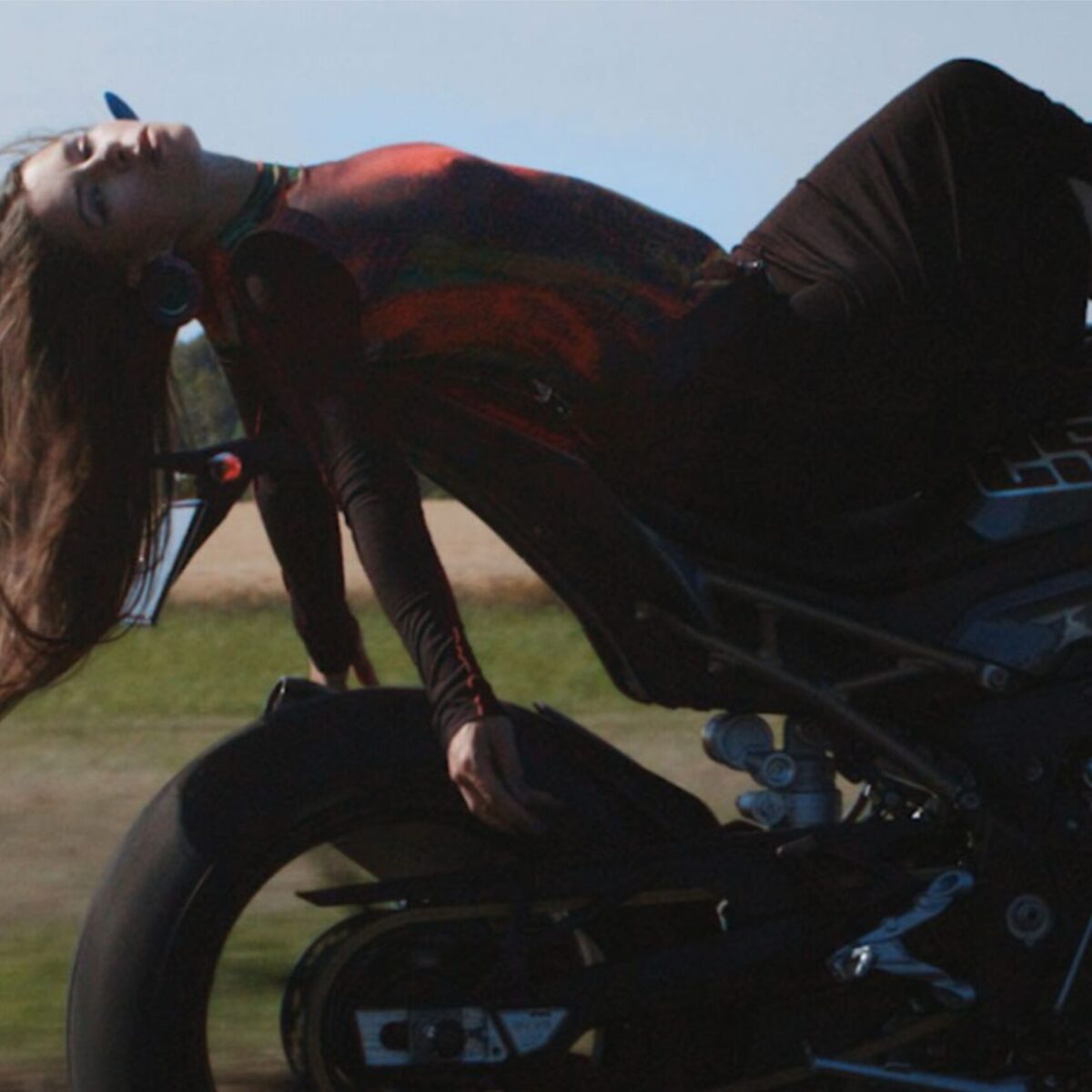 O οίκος Jean Paul Gaultier και η ριψοκίδυνη φωτογράφηση: Κασκαντέρ ποζάρει εν ώρα δράσης στην καμπάνια “Burn”