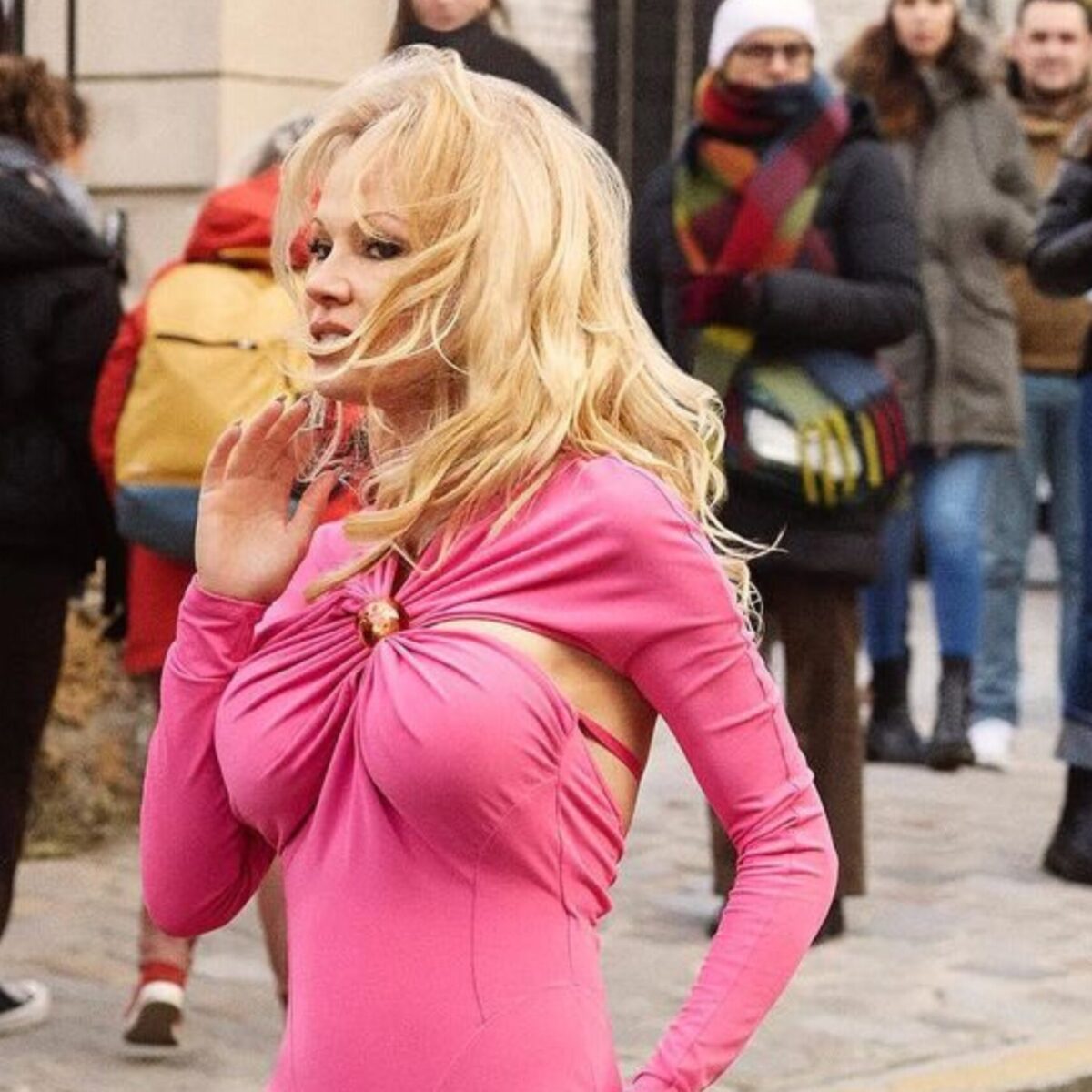 Ξανά σε περιπέτειες η Πάμελα Άντερσον: Το ατύχημα με το Jacquemus ρούχο, η παραμόρφωση και οι βόλτες στο Παρίσι