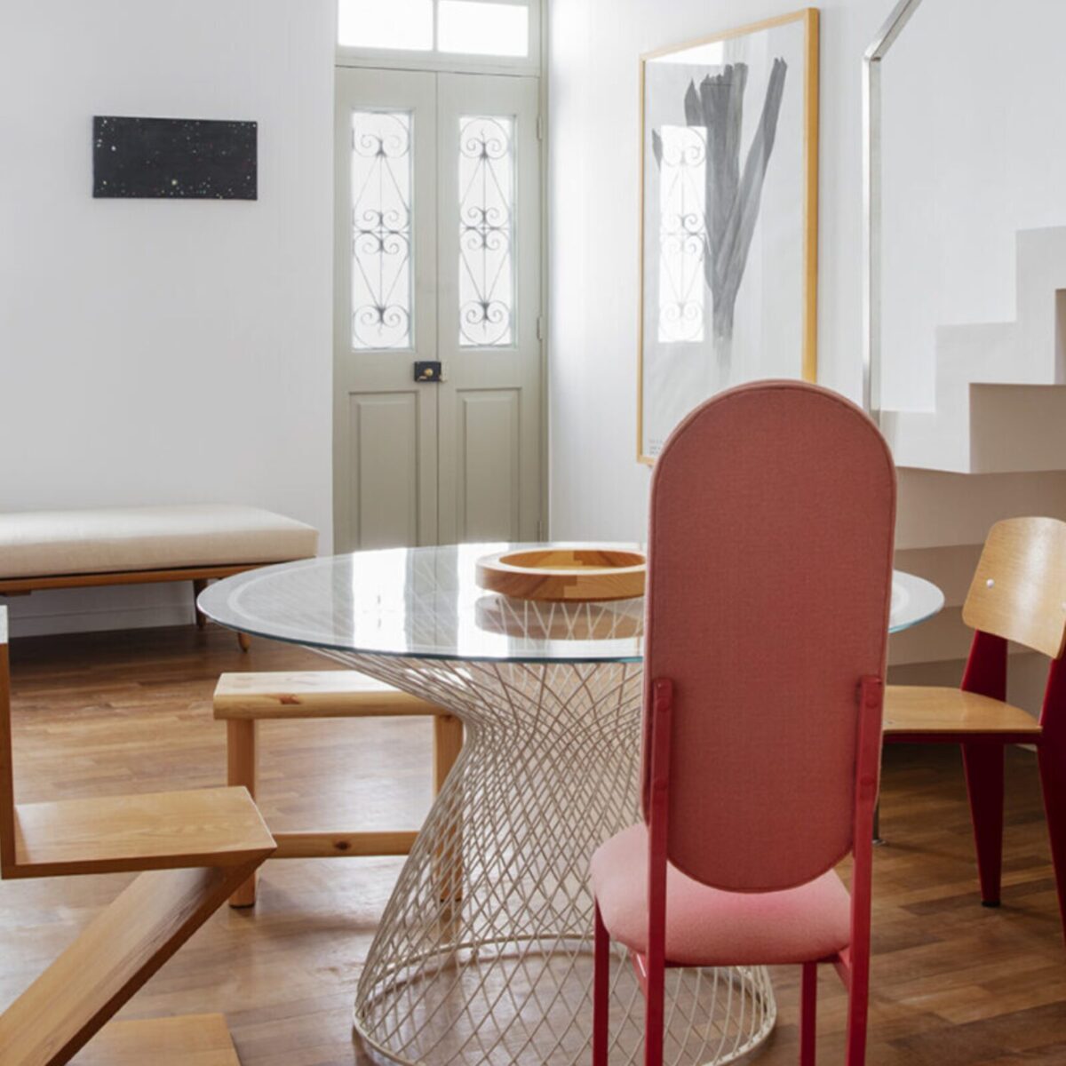 Αυτό το σπίτι στα Χανιά είναι γεμάτο αντιθέσεις: Με εξεζητημένα έπιπλα και κατακόρυφο κήπο