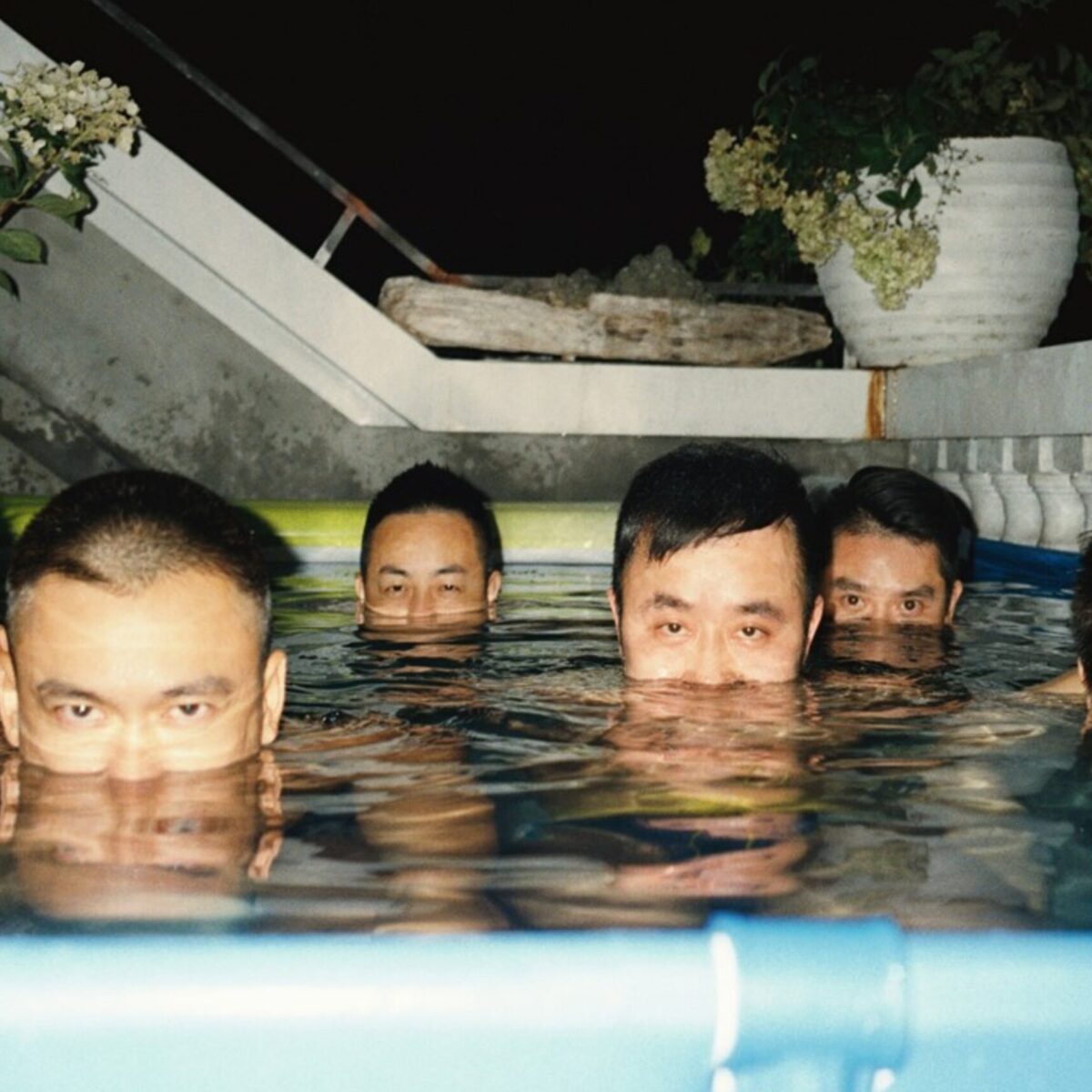 O Lin Zhinpeng φωτογραφίζει τους εραστές του: Σάρκα, υπονοούμενα και εσώρουχα