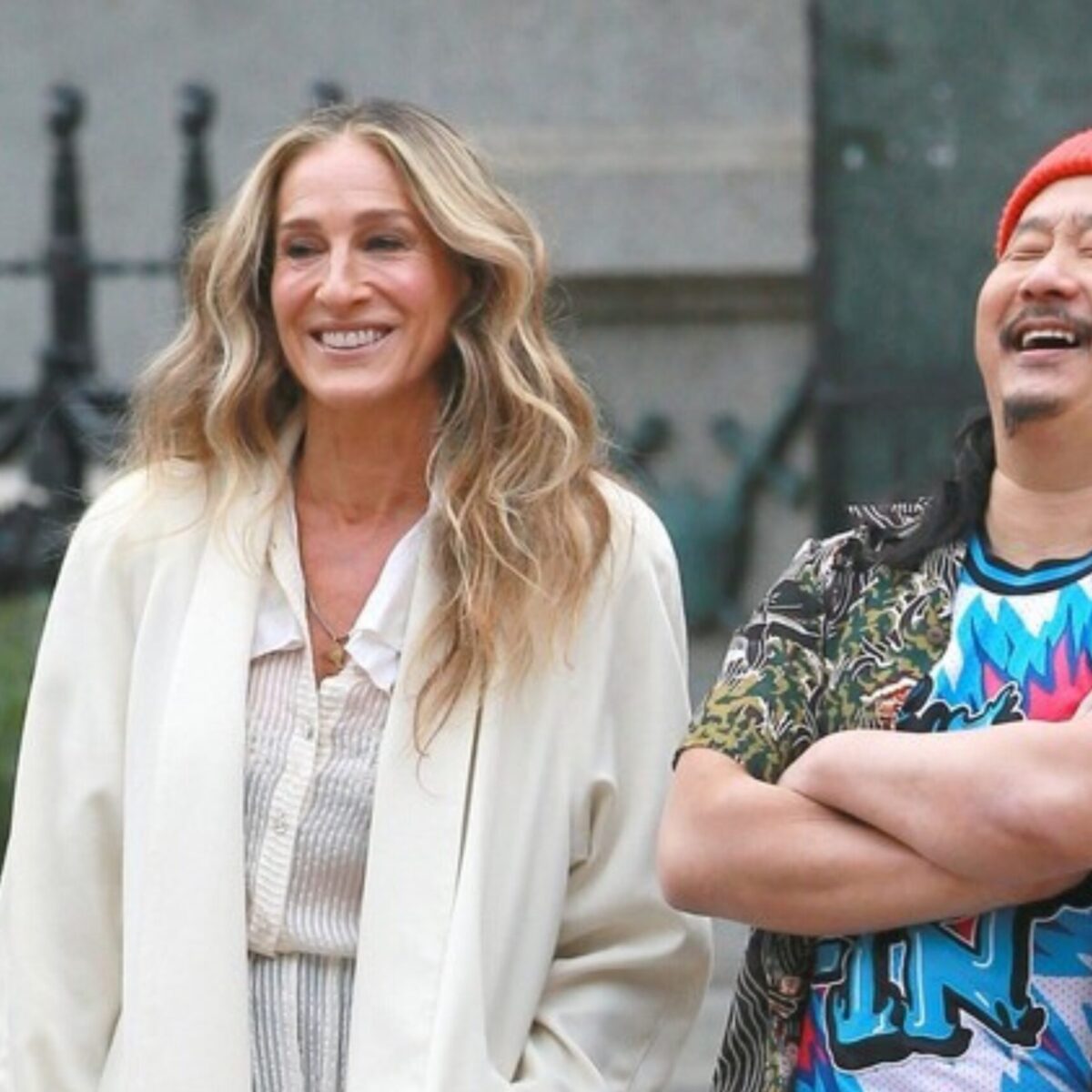 Η Σάρα Τζέσικα Πάρκερ επιβεβαιώνει τη νέα τάση: Διαφορετικό χρώμα στα ίδια ψηλοτάκουνα