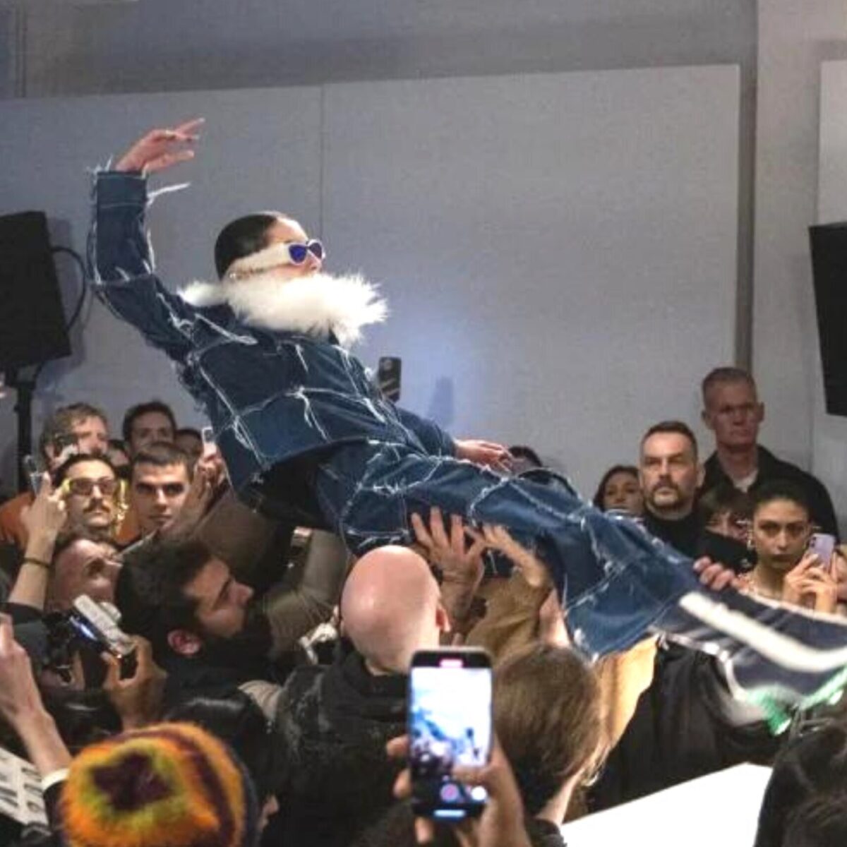 H επίδειξη Sunnei πέτυχε το ακατόρθωτο: Tα μοντέλα έκαναν crowd-surfing πάνω στους καλεσμένους