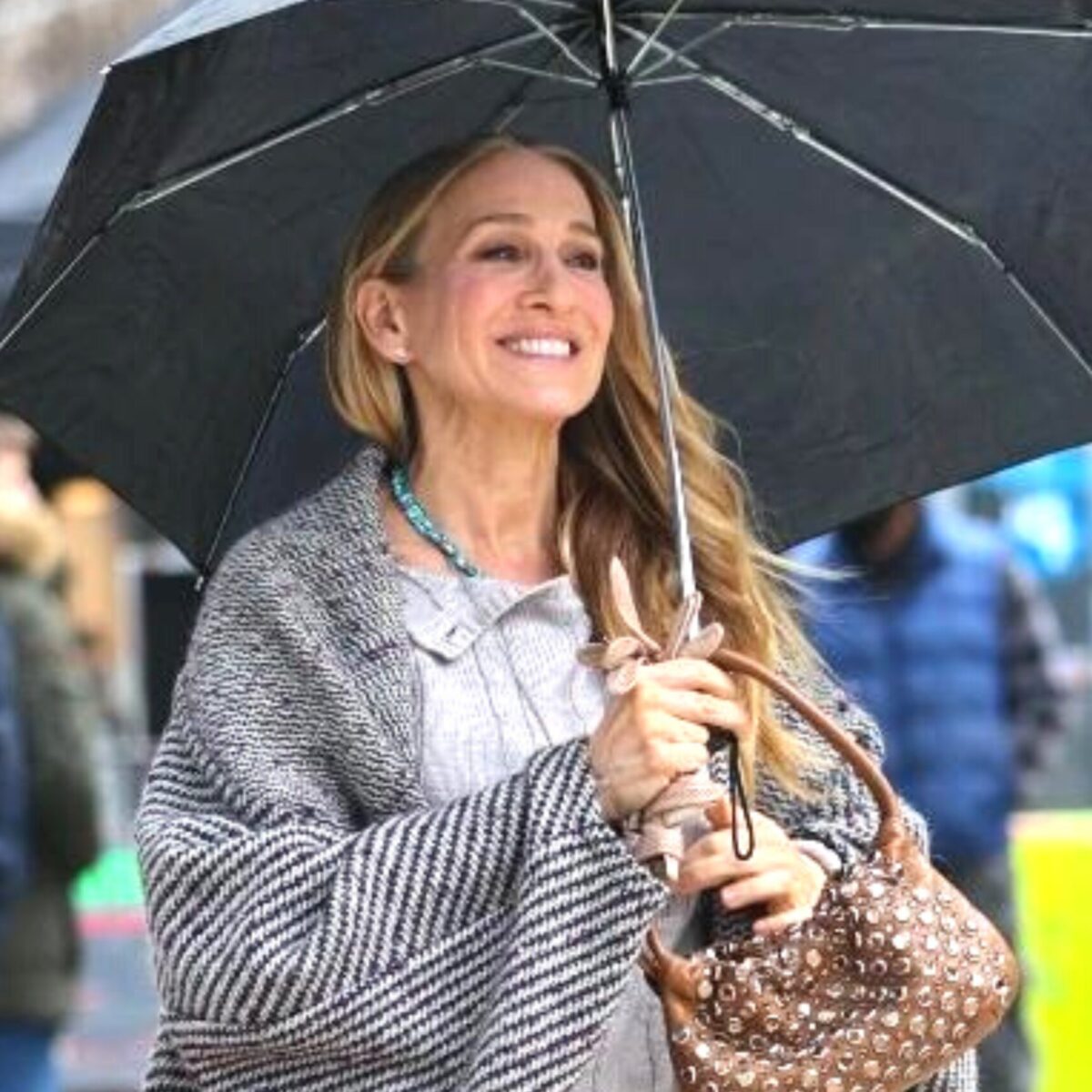 H Σάρα Τζέσικα Πάρκερ πήγε σε γύρισμα με χαλασμένα ψηλοτάκουνα του οίκου Maison Margiela που φτιάχτηκαν επίτηδες έτσι