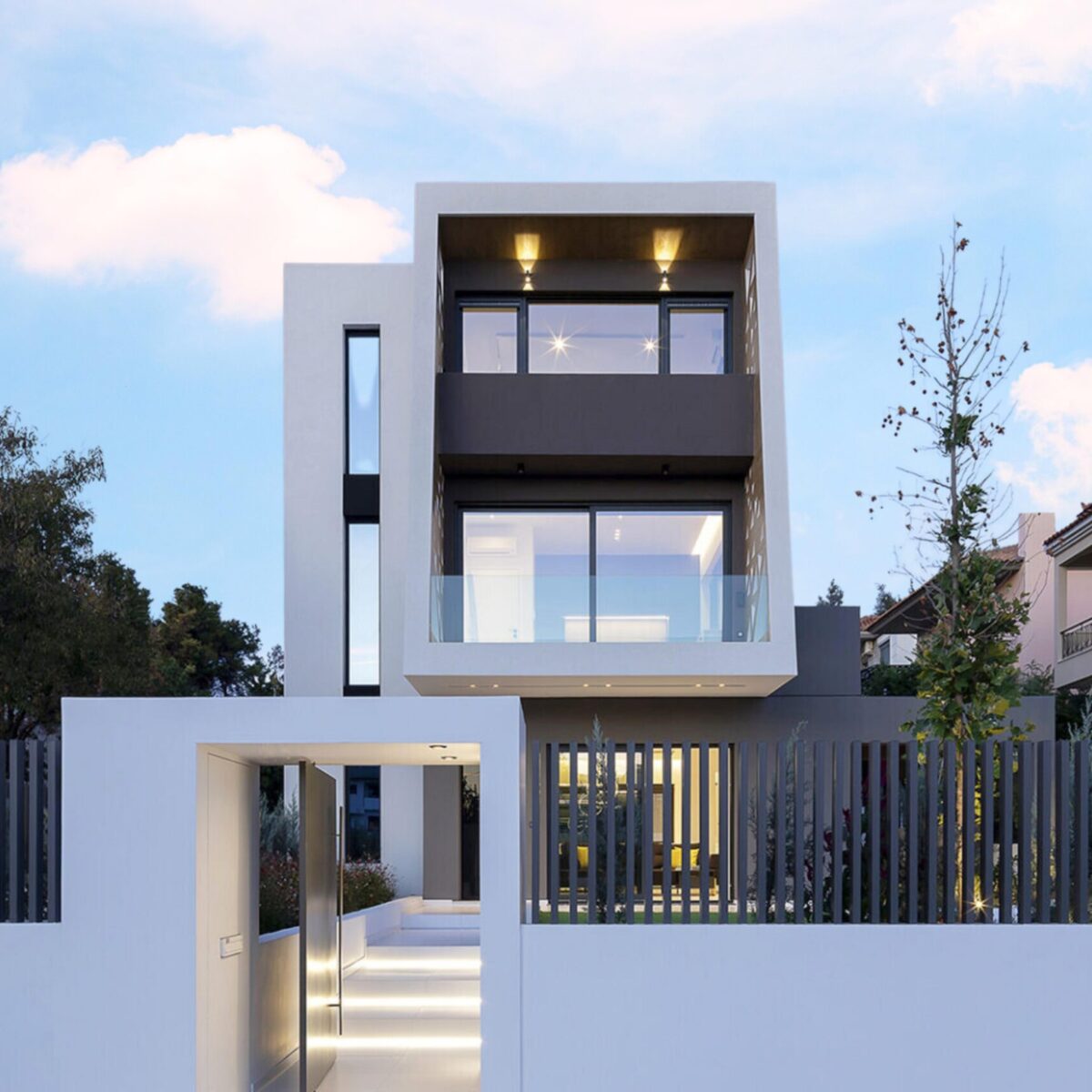 Αυτό το σπίτι στο Κρυονέρι έχει υπέροχη γεωμετρική πρόσοψη: Η ξύλινη επένδυση και οι οπτικές φυγές