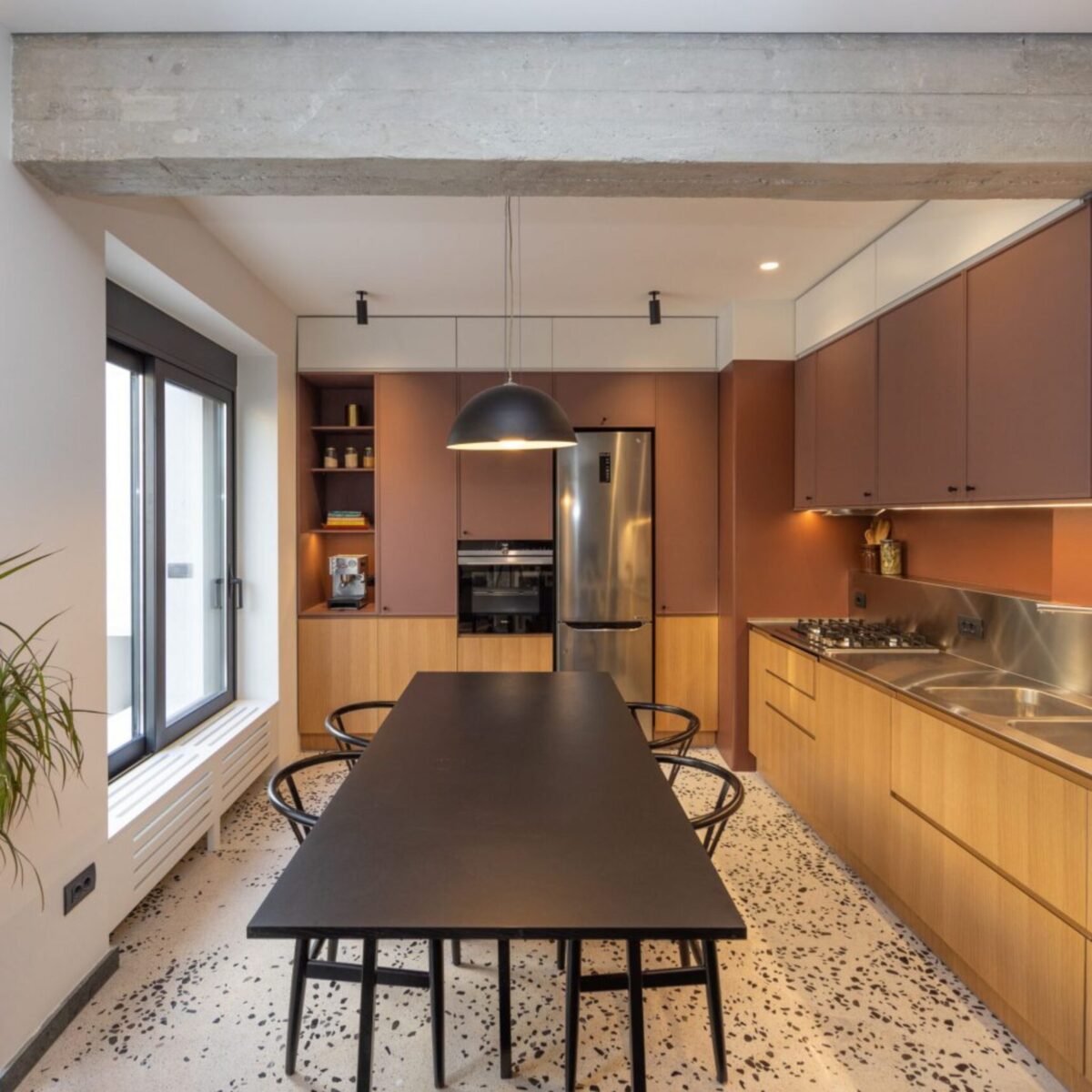 Aυτό το διαμέρισμα στο Παγκράτι είναι μία “όαση” ανάμεσα στις πολυκατοικίες: Οι 70s επιρροές στη διακόσμηση