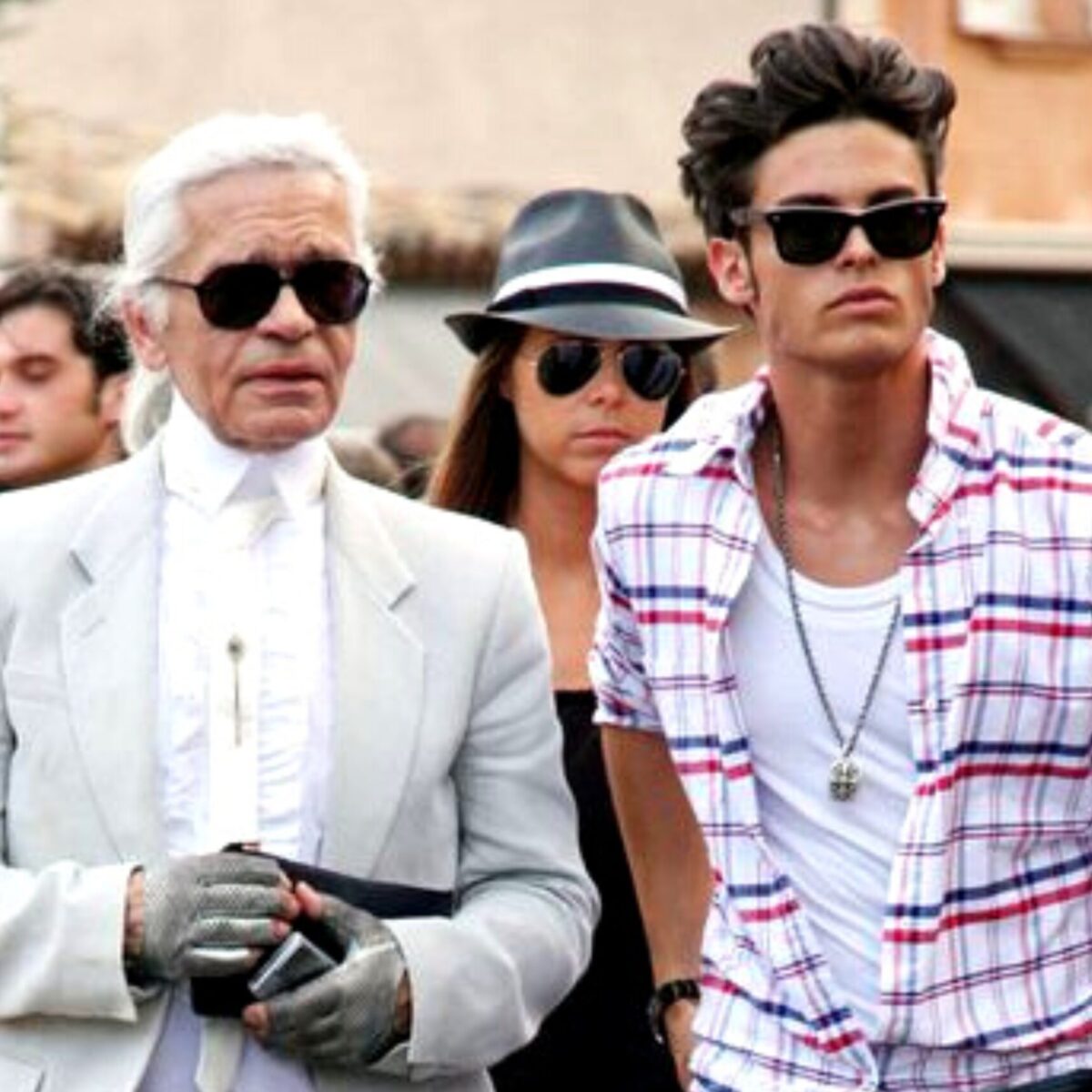 Η νέα σειρά του Disney+ για τον Karl Lagerfeld έχει πολλά να πει: Οι μεγάλοι έρωτες του και ο ανταγωνισμός με τον Yves Saint Laurent