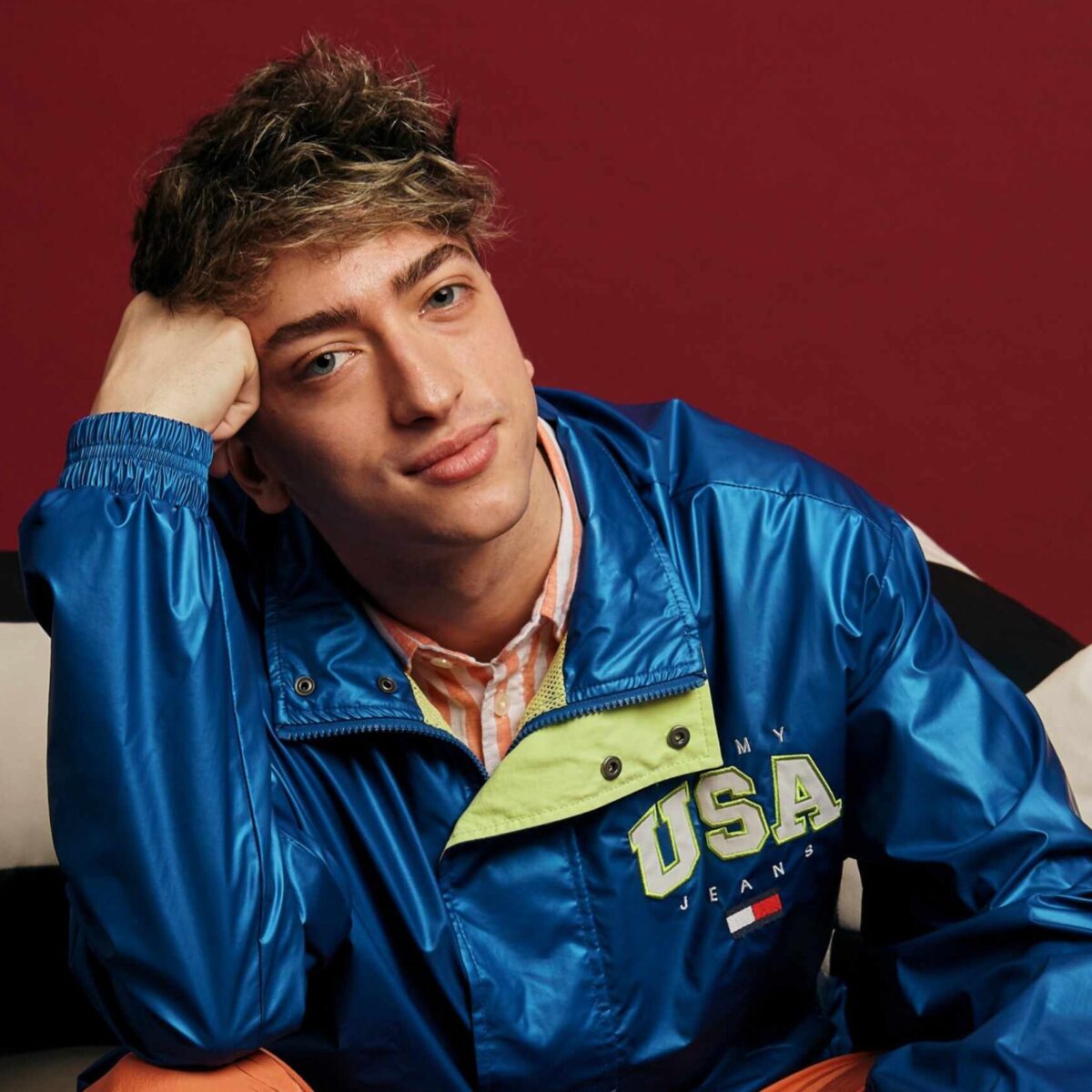 Από το TikTok στο θέατρο: Η ζωή του Γιώργου Ντάβου είναι γεμάτη views, followers και χειροκρότημα