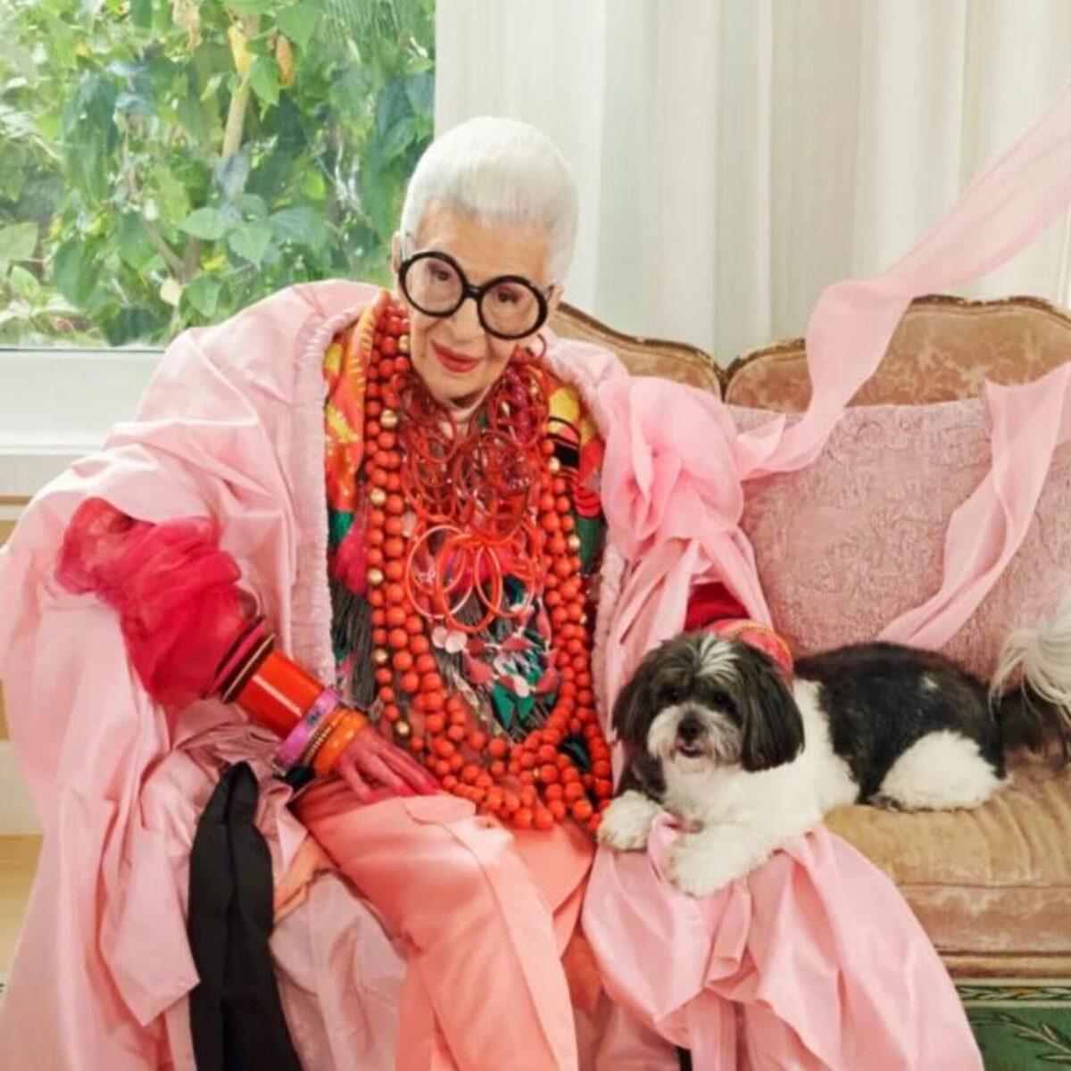 Η Ιris Apfel μας εκπλήσσει για άλλη μια φορά στα 101 της: Σχεδιάζει πρωτότυπα χαλιά που ταιριάζουν σε κάθε σπίτι