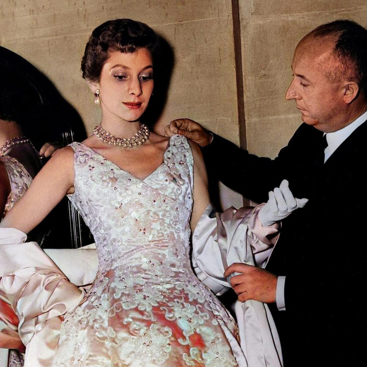 Το catwalk του οίκου Dior ήταν αφιερωμένο στην άγνωστη αδερφή του σχεδιαστή: Το άρωμα που πήρε το όνομα της