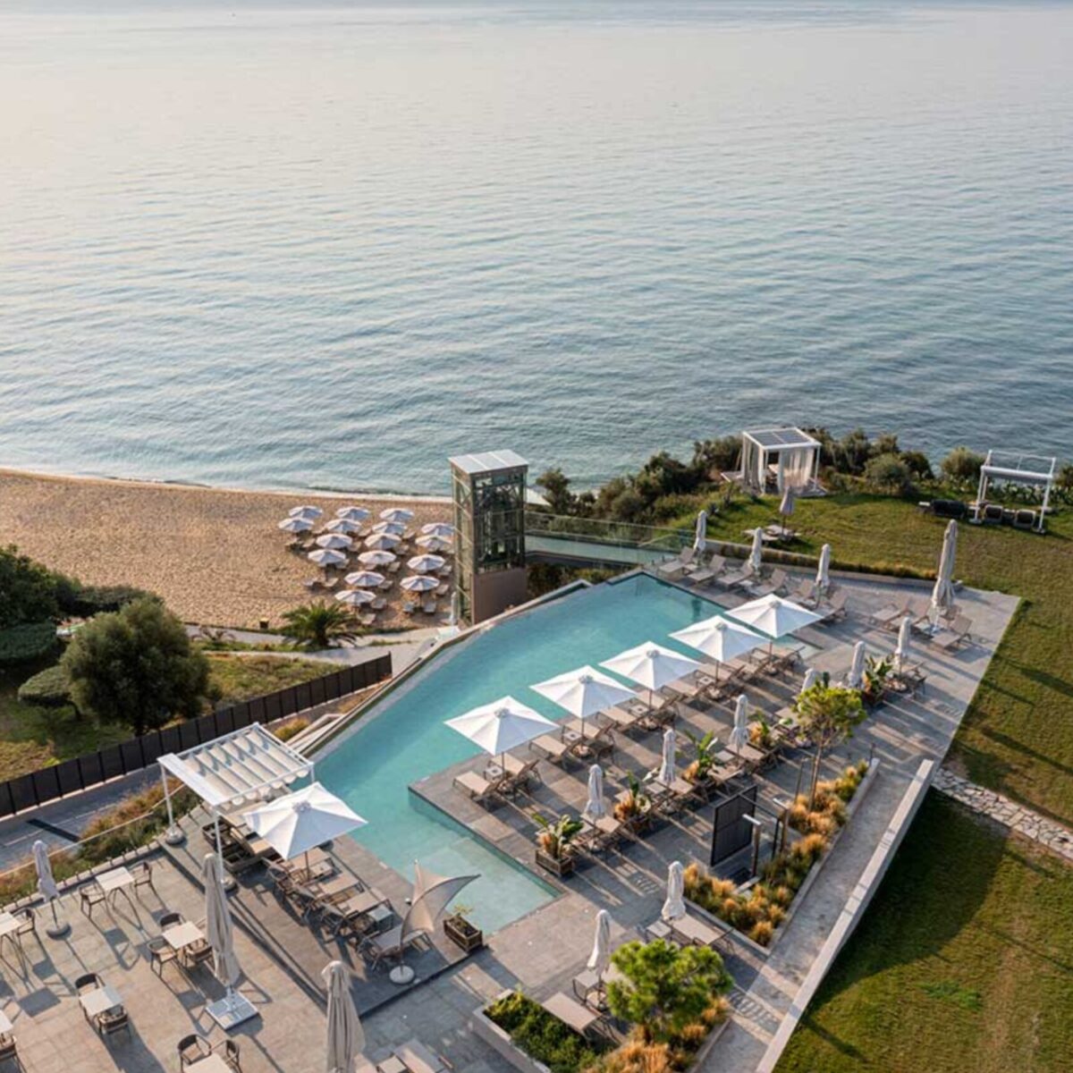 Aυτό το resort στη Καβάλα είναι σκαρφαλωμένο στο βράχο: Μοιάζει με “ησυχαστήριο” δίπλα στη θάλασσα