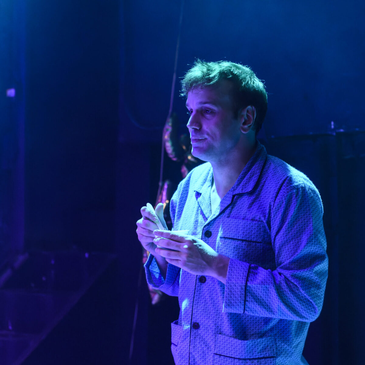 Από την υποκριτική έως την σκηνοθεσία: H καριέρα του Μάνου Καρατζογιάννη φανερώνει την επίπονη και επίμονη προσπάθεια ενός “εργάτη” του θεάτρου και της τέχνης