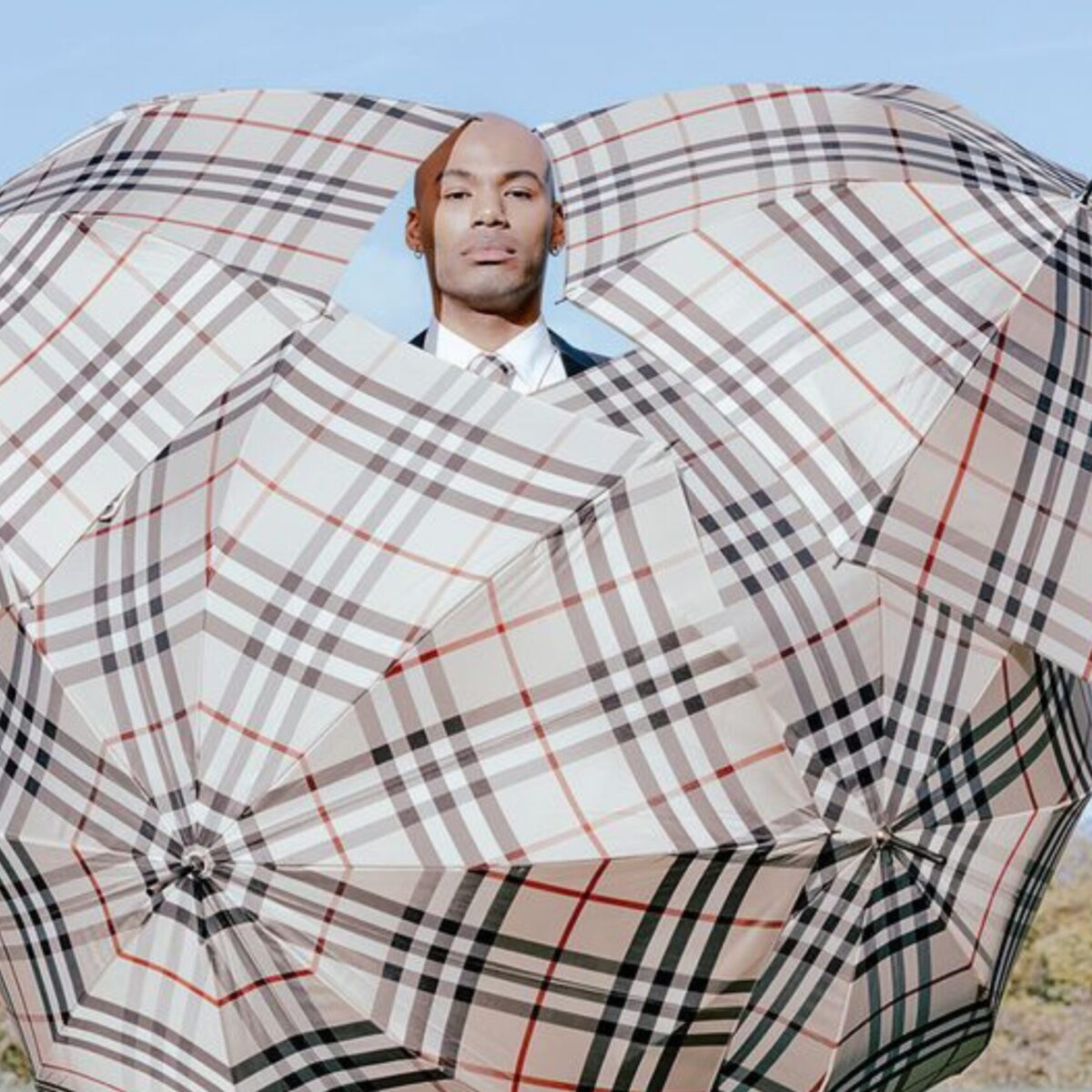 Το νέο βιβλίο του οίκου Burberry είναι “θησαυρός” για τους λάτρεις του Britishness