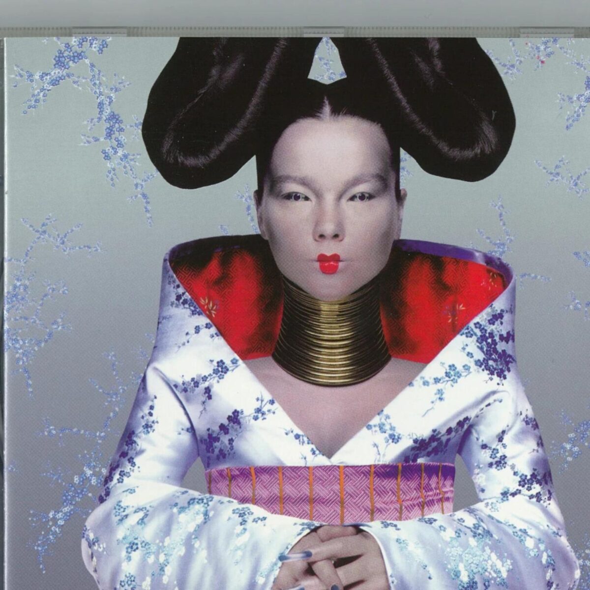Από τα G-string της Gucci μέχρι το “Homogenic” της Bjork: Γιατί το 1997 η μόδα άλλαξε για πάντα;