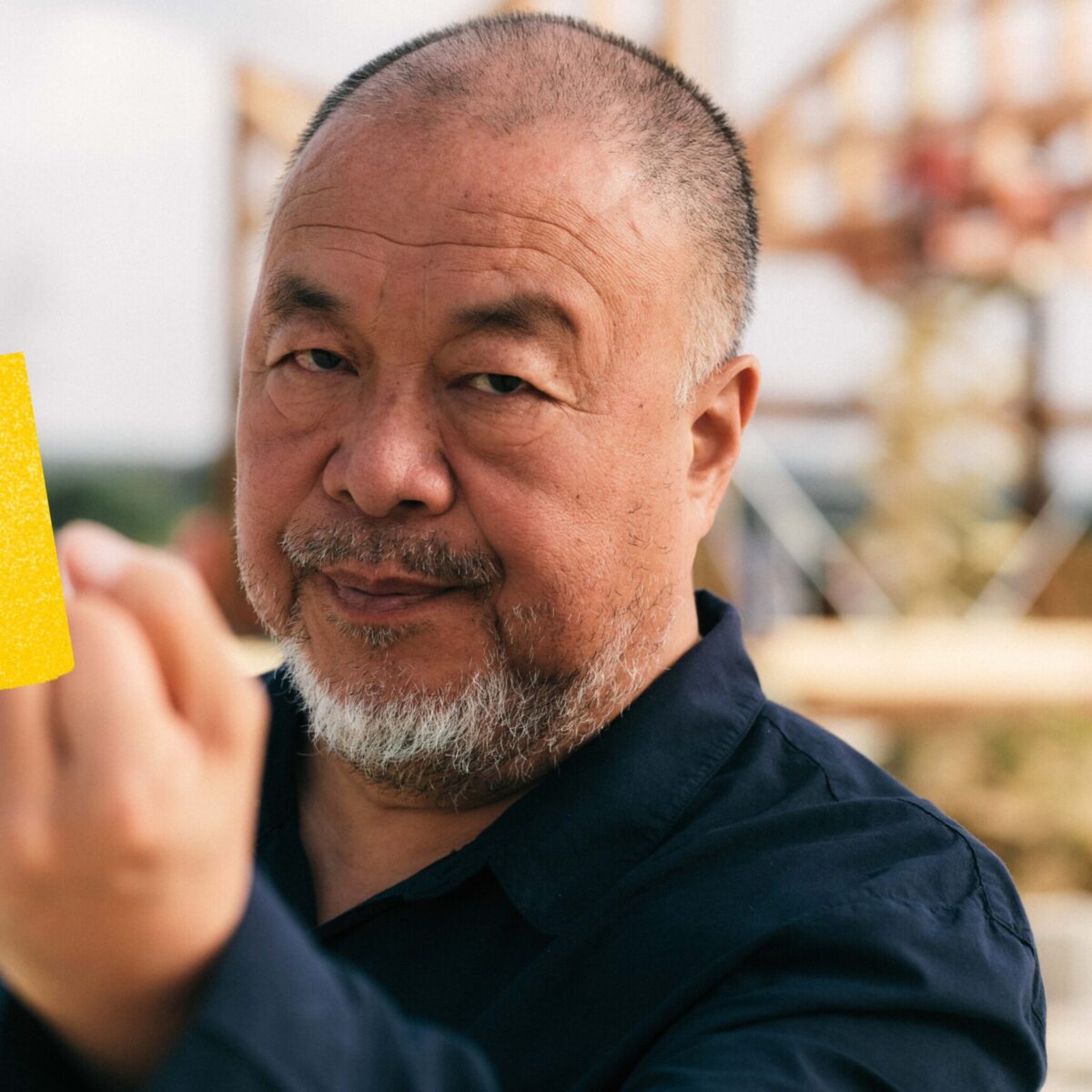Tο νέο project του Ai Weiwei σου ζητά να σηκώσεις το μεσeο δάχτυλο και να βγάλεις μια φωτογραφία!