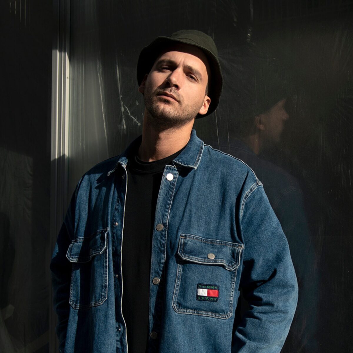 Ο street artist Onebran, μέσα από τα αφαιρετικά έργα του, θέλει να εκφράσει έναν κόσμο συναισθημάτων