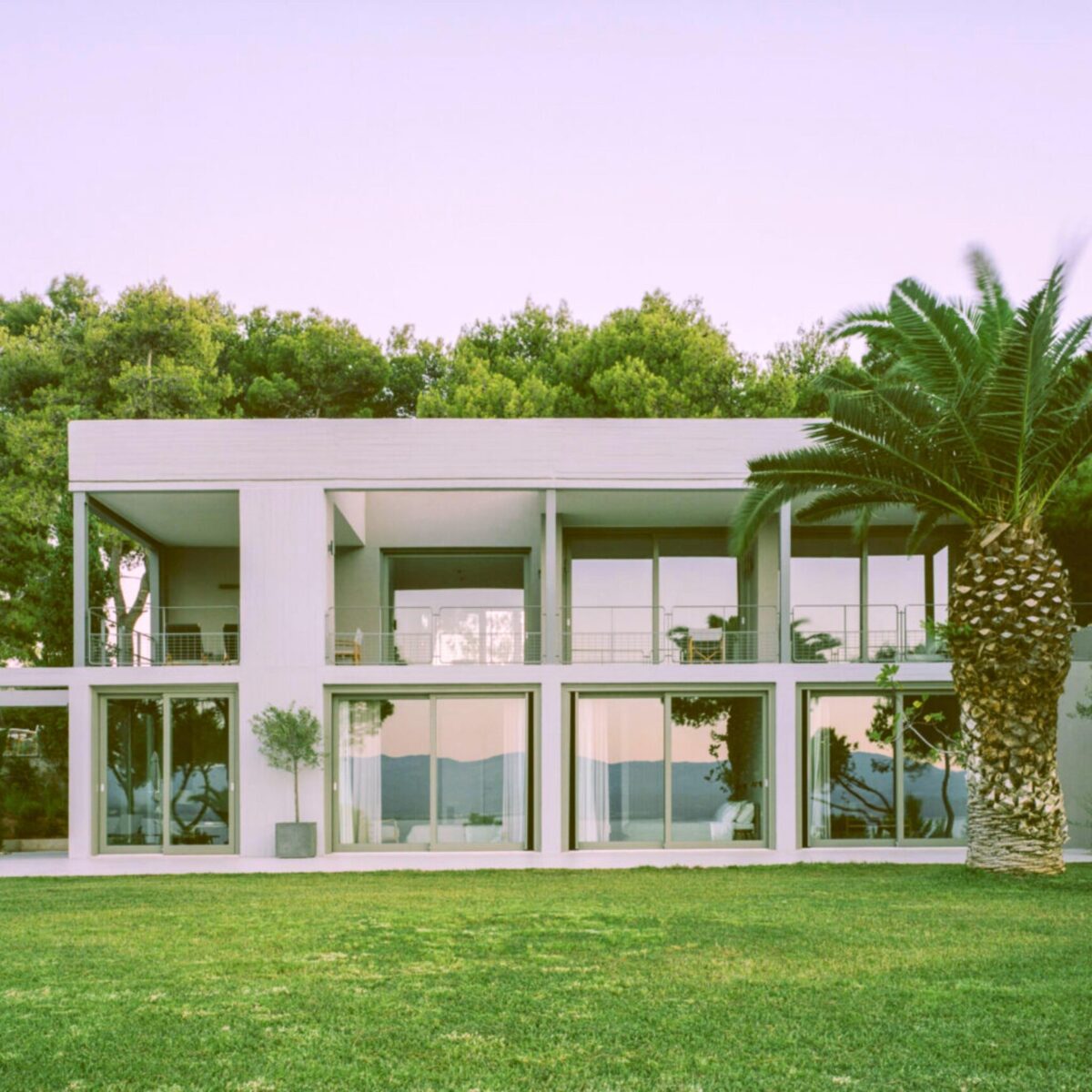 Aυτό το σπίτι στην Εύβοια είναι μια οικογενειακή εστία: Oι πέργκολες, η παιχνιδιάρικη σκάλα και η θέα στη θάλασσα