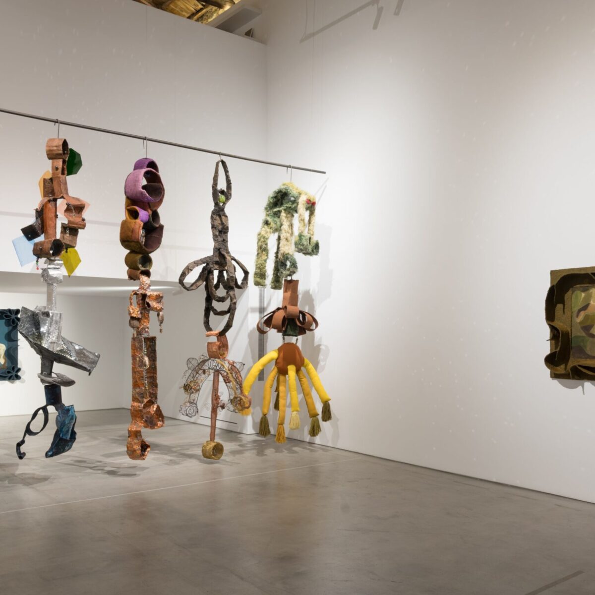 The Syzygy of Cinnamon: Στη νέα έκθεση της Tamara Henderson στο The Intermission, 13 σκελετοί αναδύονται από το νυχτερινό ουρανό