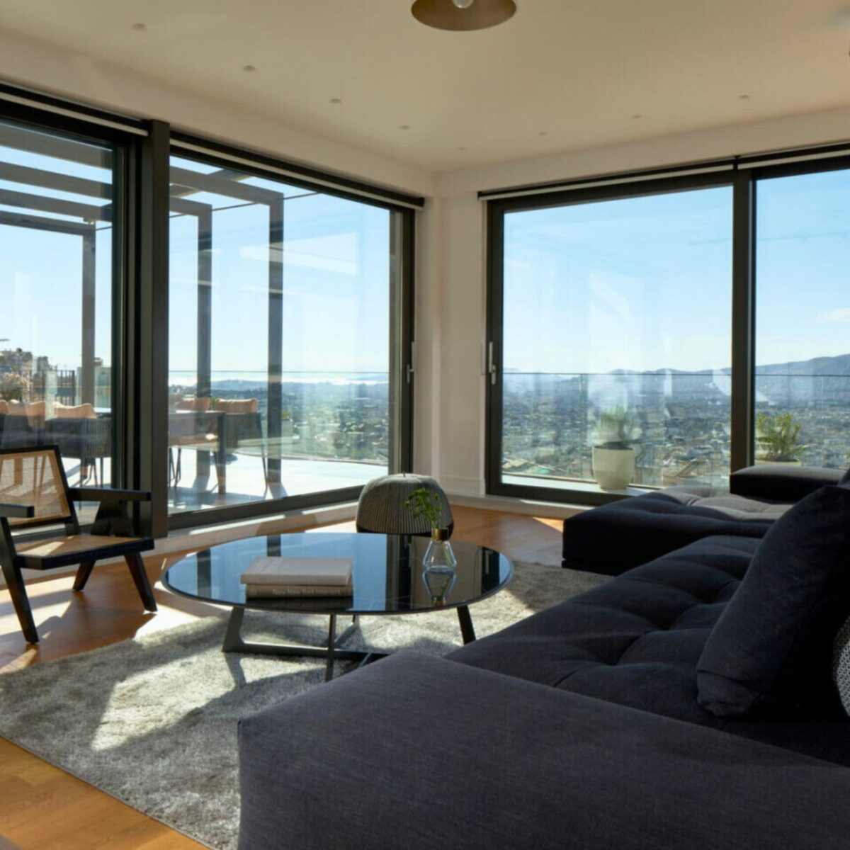 Αυτό το διαμέρισμα στον Λυκαβηττό είναι απλό όσο χρειάζεται: To παρτέρι στη ταράτσα και η θέα στη πόλη