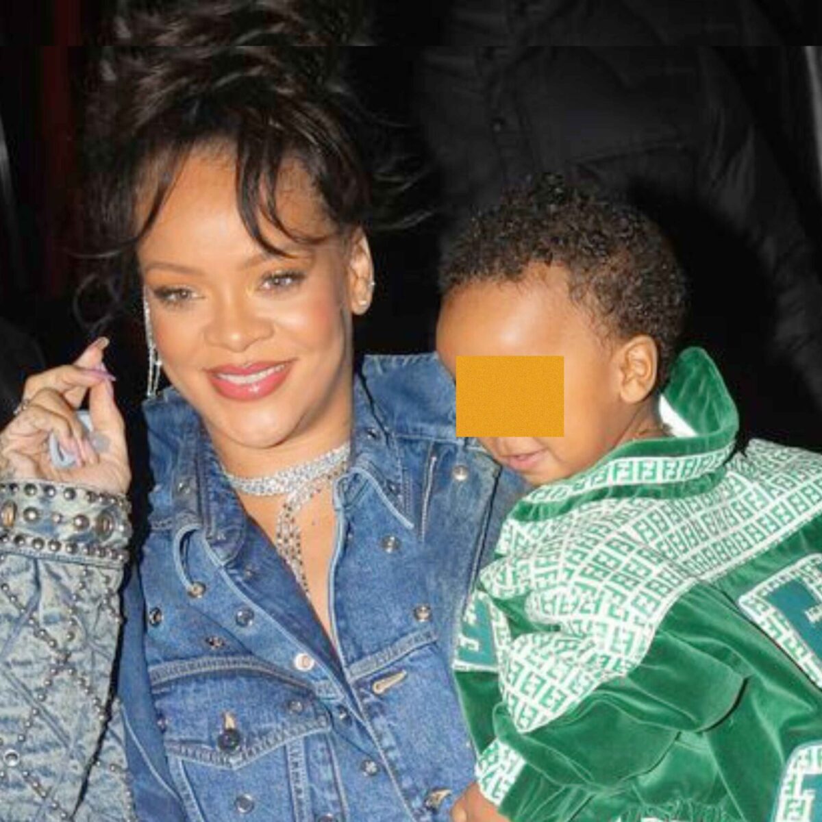 H Rihanna με Υ2Κ λουκ στο Παρίσι: Η μίνι φούστα και το jacket που αναδείκνυε την εγκυμοσύνη της