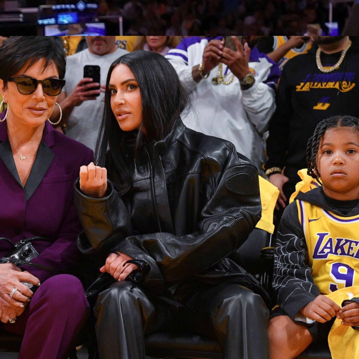 Η Kim Kardashian με ροκ σύνολο σε αγώνα μπάσκετ: Ίσως η πιο edgy εμφάνιση της μέχρι στιγμής