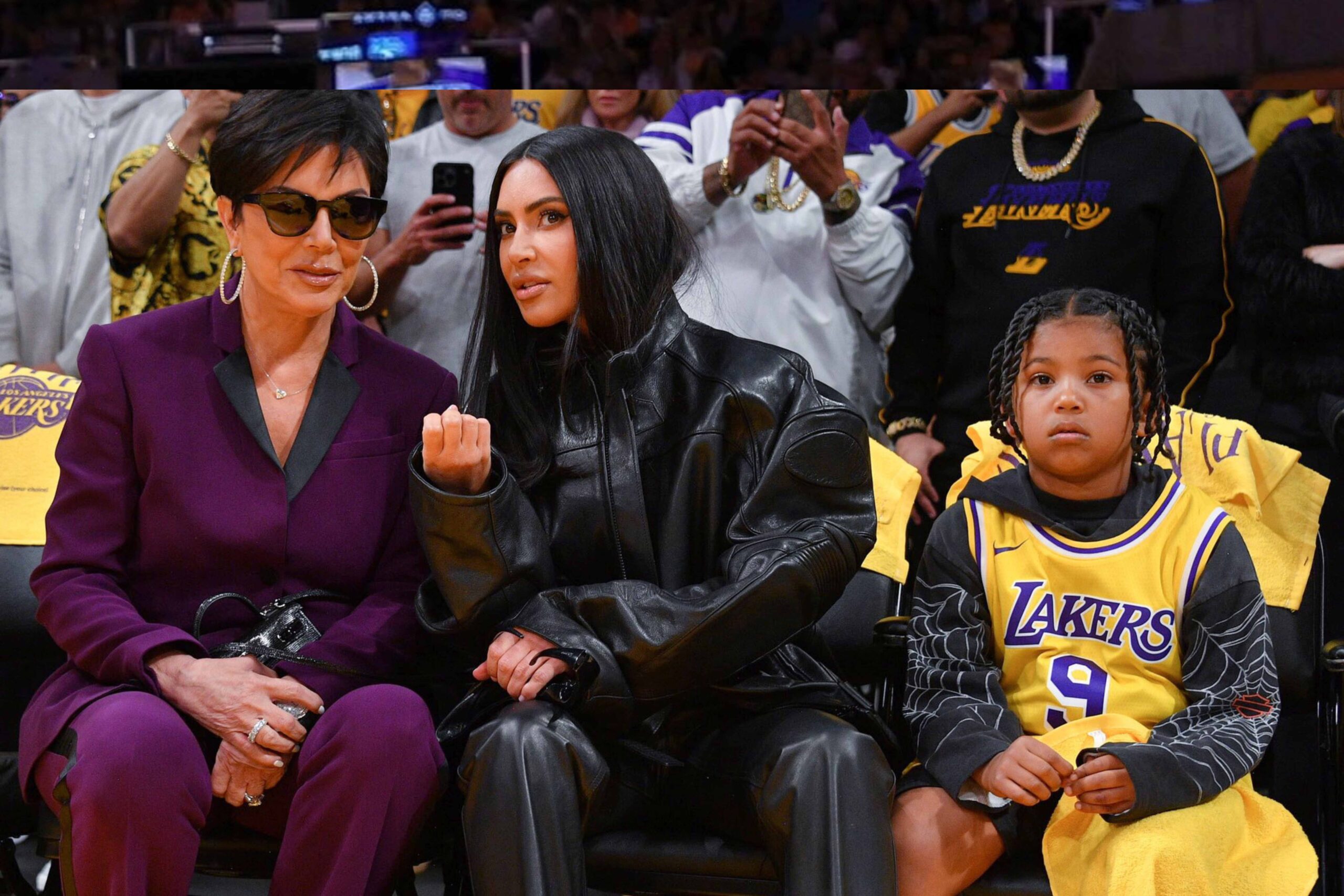 Η Kim Kardashian με ροκ σύνολο σε αγώνα μπάσκετ: Ίσως η πιο edgy εμφάνιση  της μέχρι στιγμής