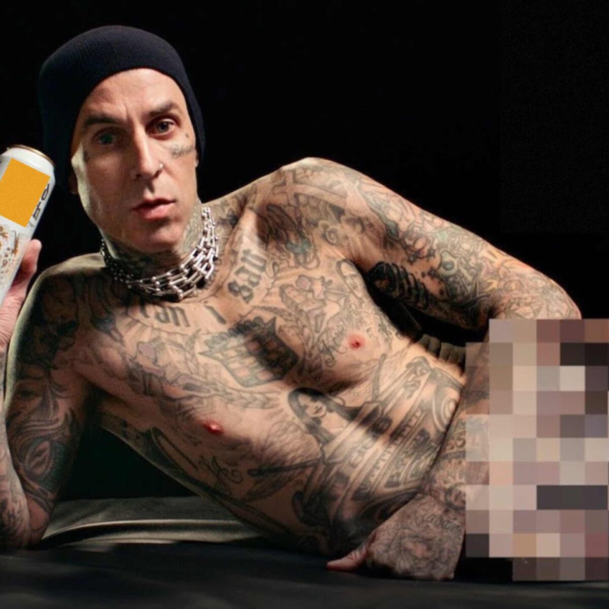 Ο Travis Barker, χωρίς ρούχα, πήρε μέρος στην πιο αστεία διαφήμιση κλύσμ@τος που έχεις δει!