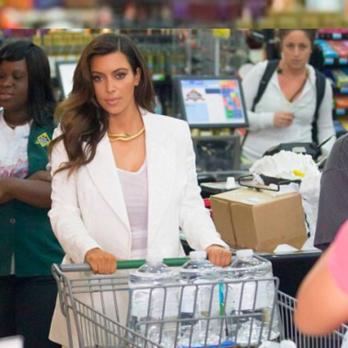 Ο οίκος Loewe σχεδίασε πρωτότυπες καρέκλες και τριγωνικές τσάντες: Η έκθεση στο Salone del Mobile του Μιλάνο