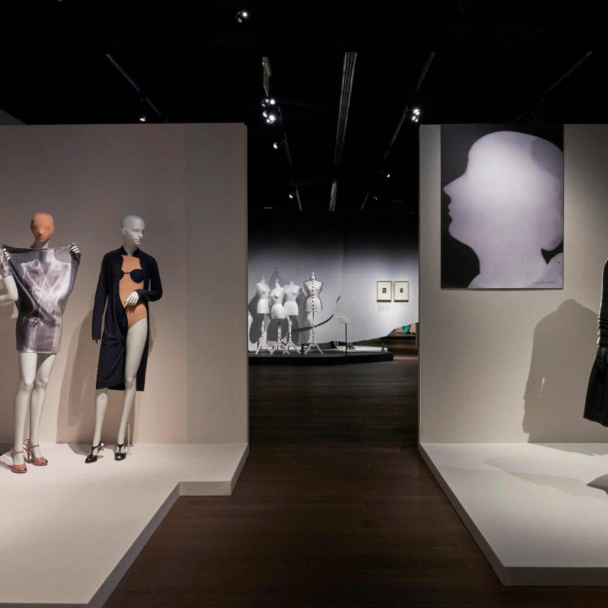 Αυτή η έκθεση είναι αφιερωμένη στον Man Ray, τον iconic φωτογράφο μόδας των 20’s