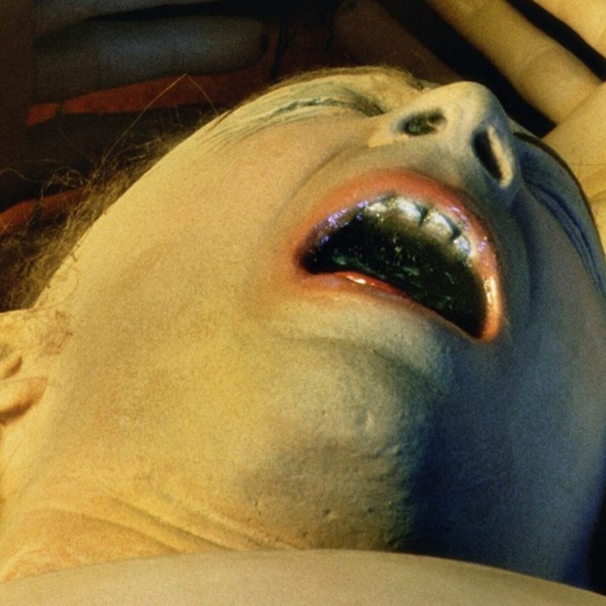 Aυτή η έκθεση παρουσιάζει τον έρωτα με ωμότητα, χωρίς κανένα συναίσθημα