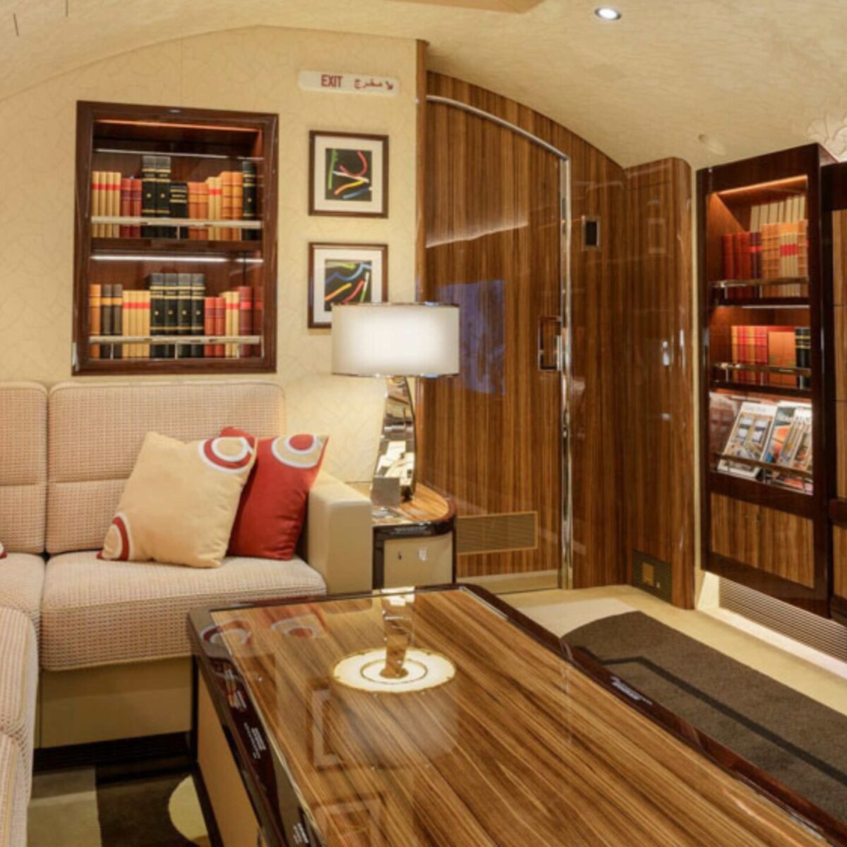 Το εσωτερικό αυτού του ιδιωτικού αεροπλάνου είναι πρωτοποριακό: Η Αrt Deco διακόσμηση