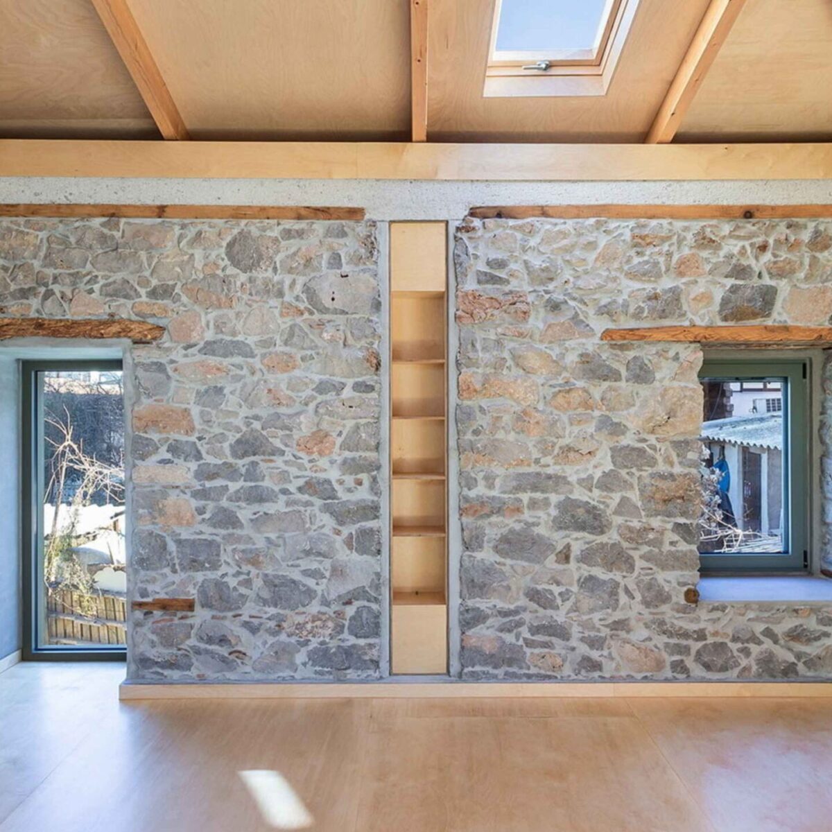 Αυτό το πετρόχτιστο σπίτι στην Εύβοια ανακαινίστηκε έξυπνα: Ο φεγγίτης και τα πλακάκια τερακότα