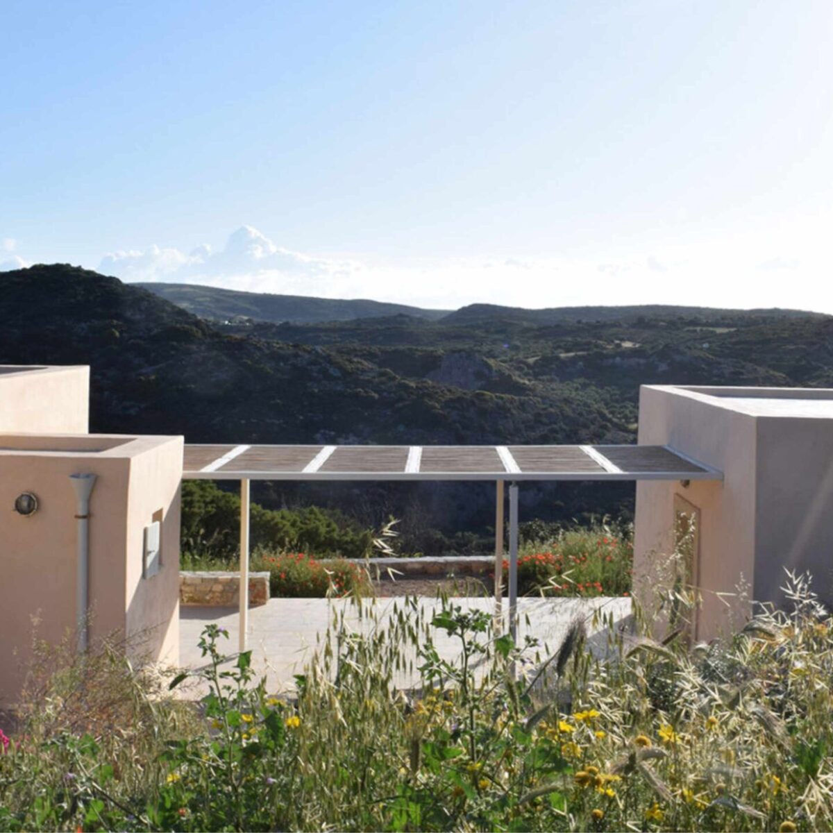 Αυτό το σπίτι στα Κύθηρα είναι παραμυθένιο: Ο παραδοσιακός φούρνος, η πέργκολα, ο έγχρωμος σοβάς