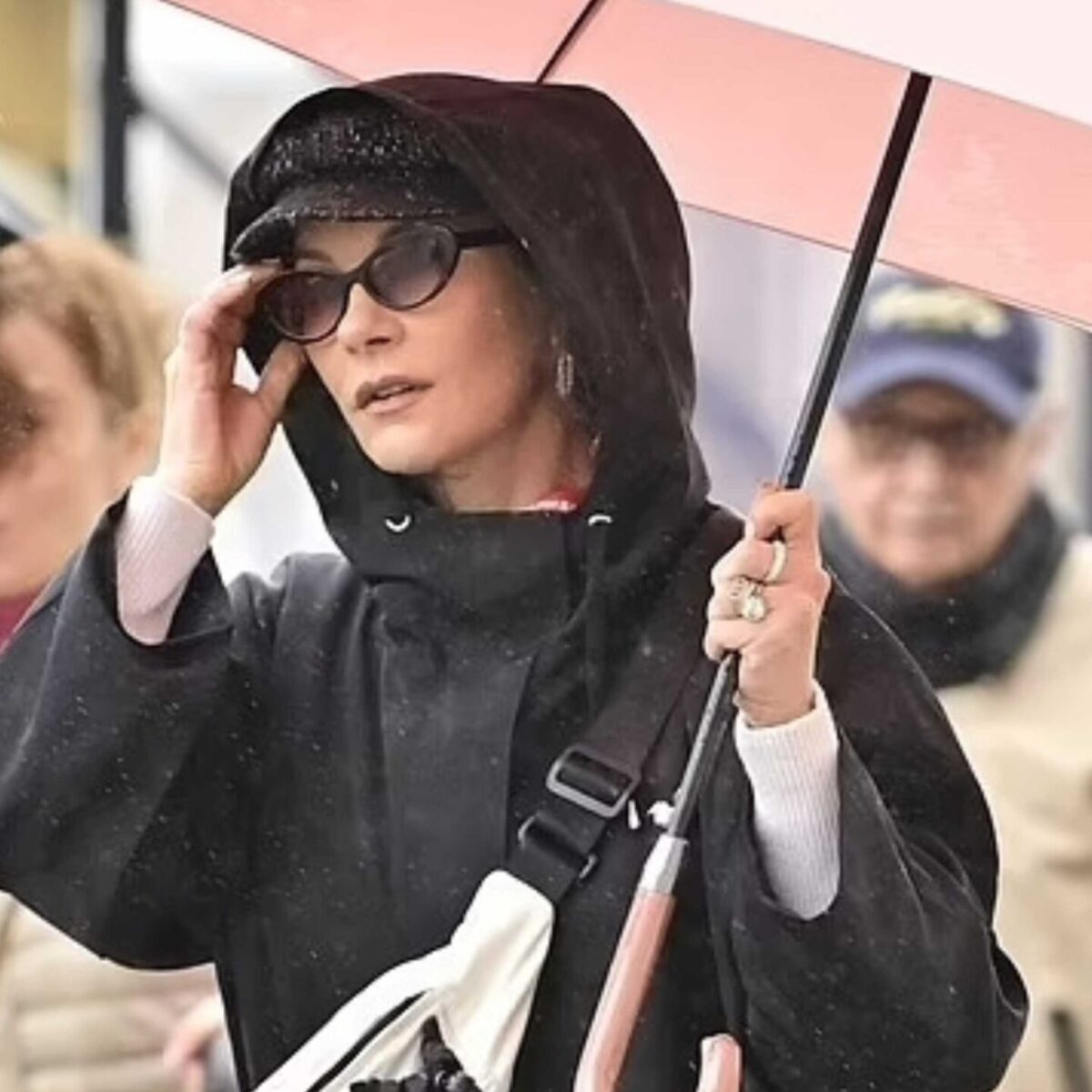 Catherine Zeta Jones: Η 53χρονη ηθοποιός με Chanel αξεσουάρ, εν μέσω βροχής, στη Βενετία