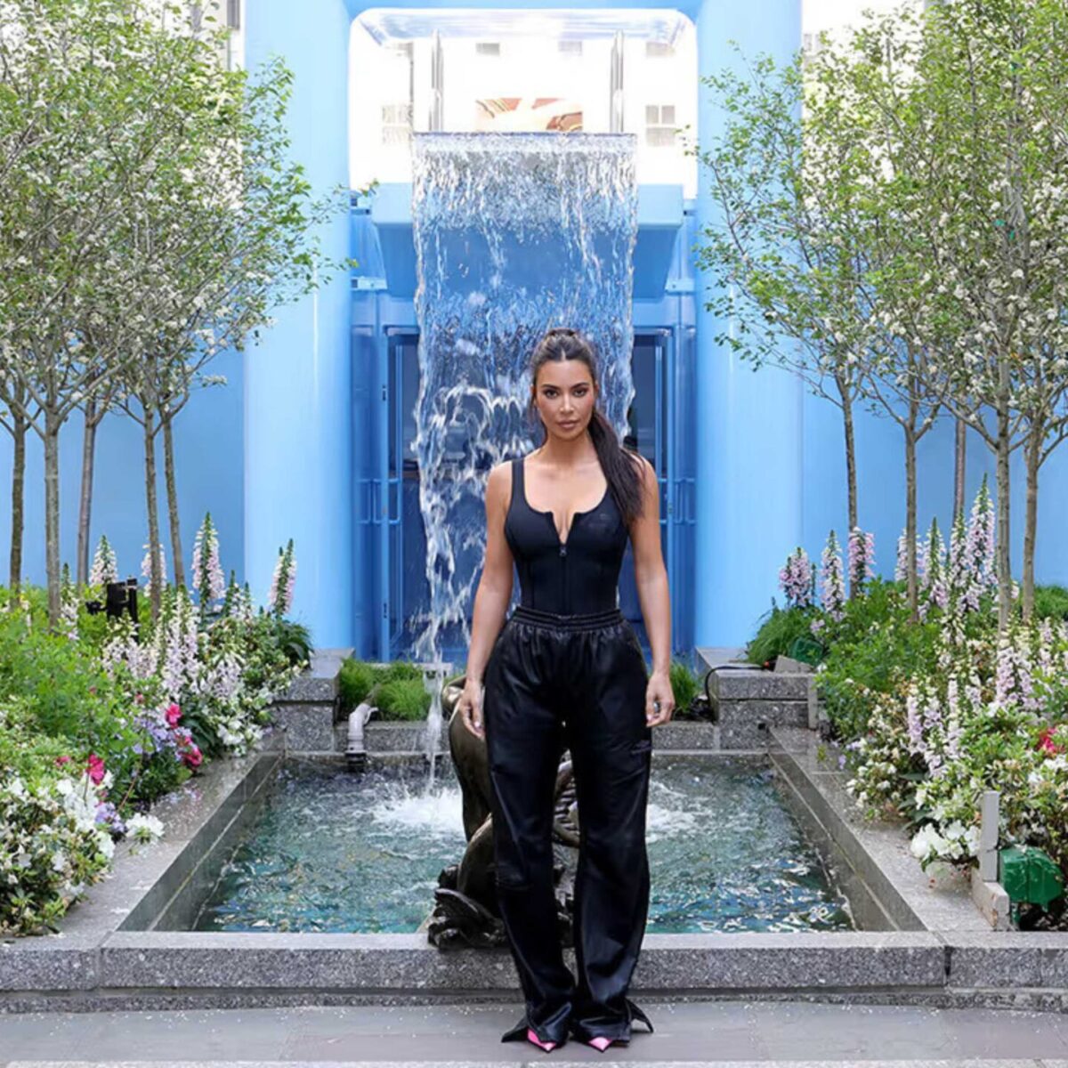 Kim Kardashian: Το νέο pop-up store Skims είναι βγαλμένο από παραμύθι- To σιντριβάνι, το μπλε interior