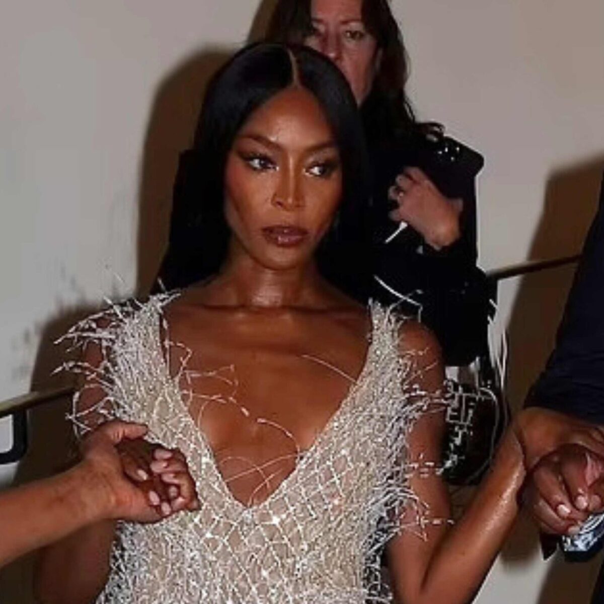 H Nαόμι Κάμπελ γιόρτασε τα 53α της γενέθλια με δικτυωτό φόρεμα! Η εμφάνιση στο ξενοδοχείο και το πάρτι που ακολούθησε