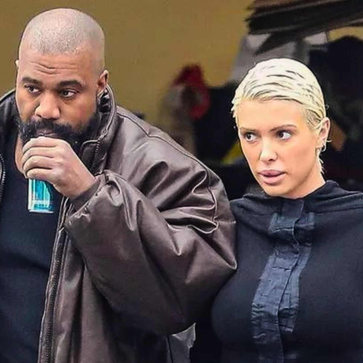 Kάνιε Γουέστ: Πήγε σε πασαρέλα με κάλτσες (αντί για παπούτσια) και στενό κολάν: Μαζί του η νέα σύζυγος