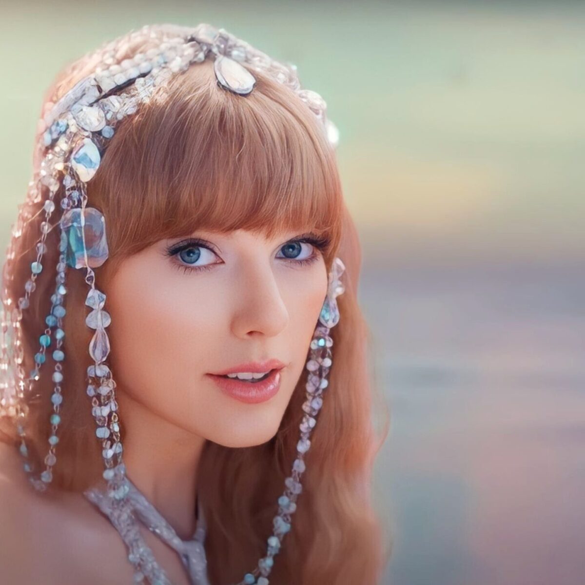 H Τέιλορ Σουίφτ τραβάει κουπί με δημιουργία Eλληνίδας σχεδιάστριας σε νέο βίντεο κλιπ!