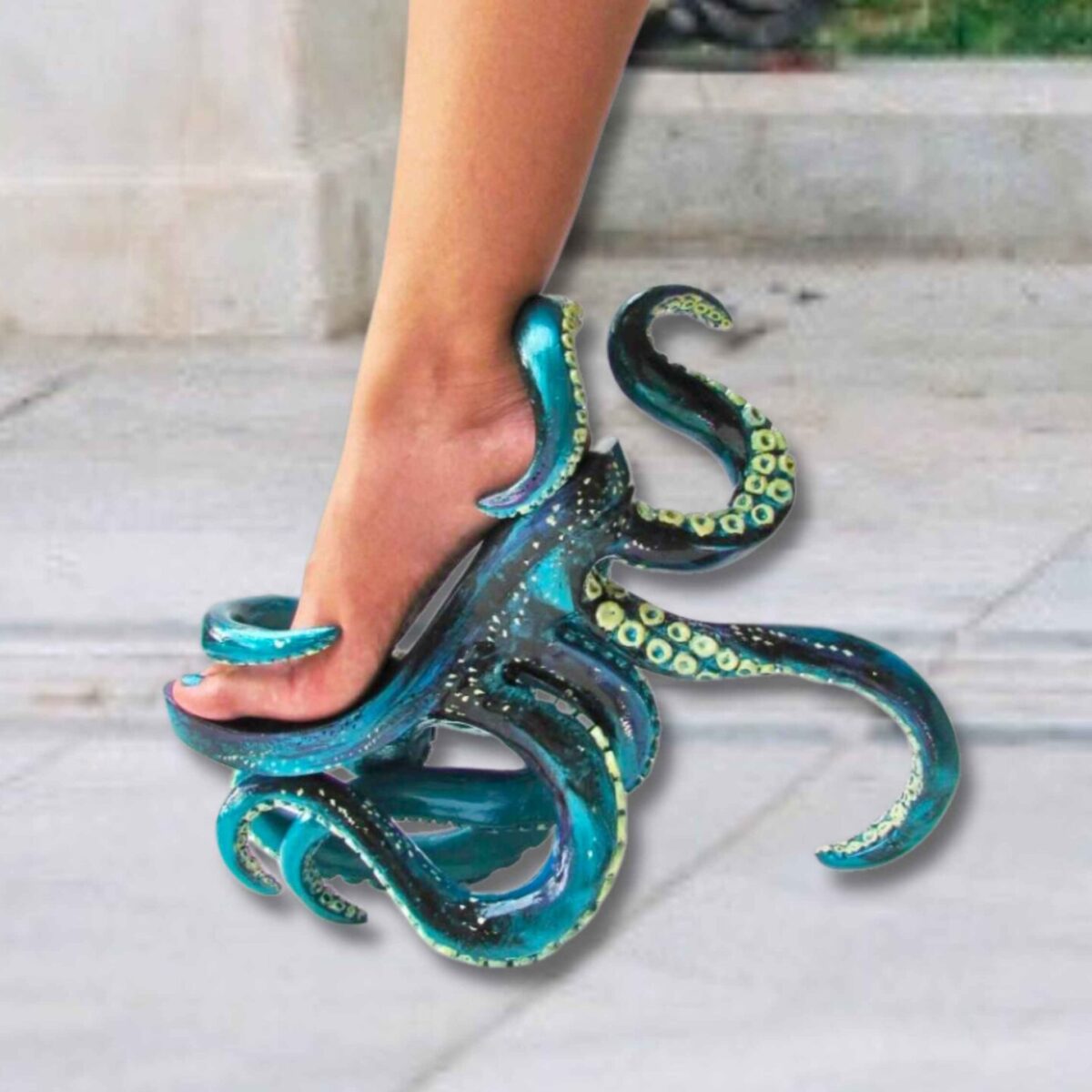 Kermit Tesoro: O σχεδιαστής που μετατρέπει τις τρελές του ιδέες σε… παπούτσια, ρούχα και αξεσουάρ!