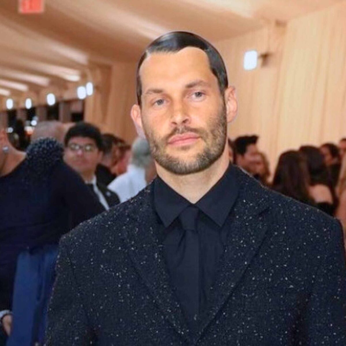 Jacquemus: Φόρεσε εξώπλατο κοστούμι στην παρθενική του εμφάνιση στο Met Gala