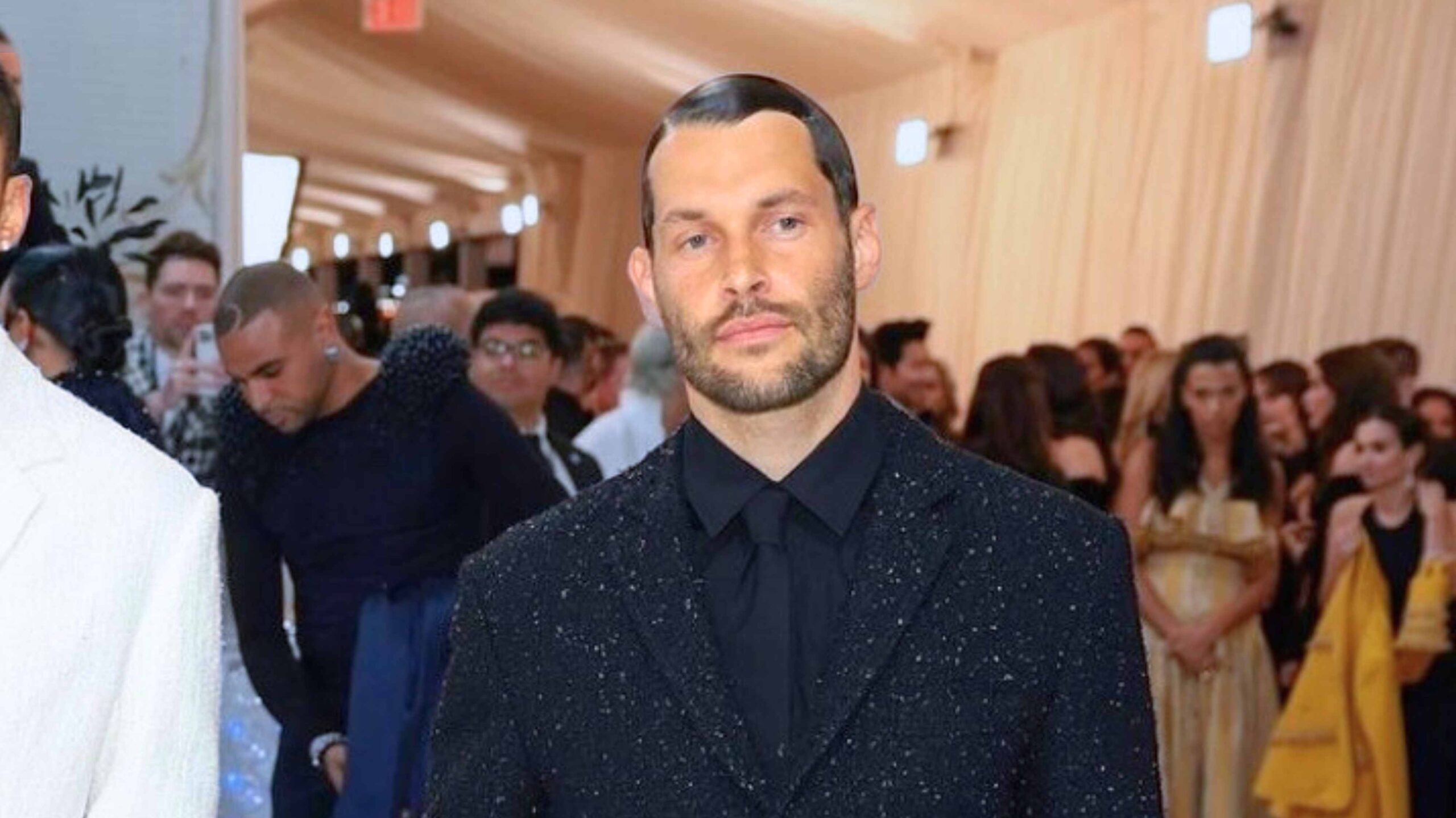 Jacquemus Φόρεσε εξώπλατο κοστούμι στην παρθενική του εμφάνιση στο Met