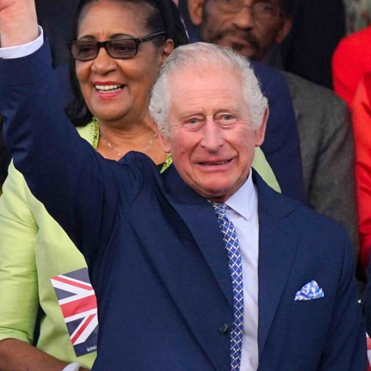 Ο 73χρονος Κάρολος φόρεσε γραβάτα από ελληνική εταιρία σε συναυλία – Έχει έδρα το Κολωνάκι