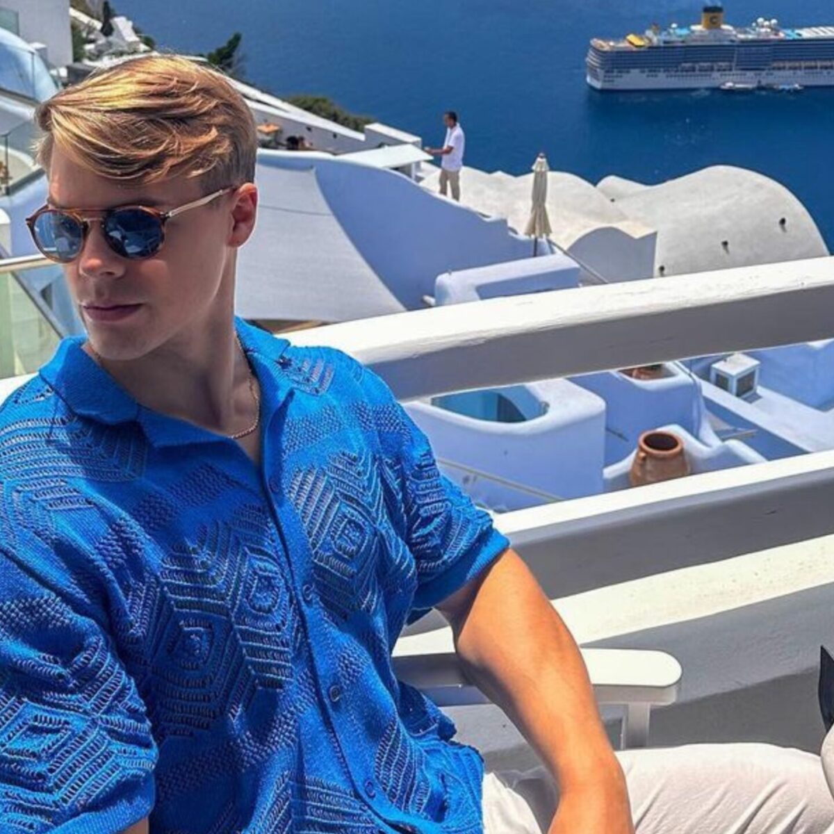 Ο διάσημος γκέι π@ρν@σταρ Peachyboy ήρθε για διακοπές στη Σαντορίνη!