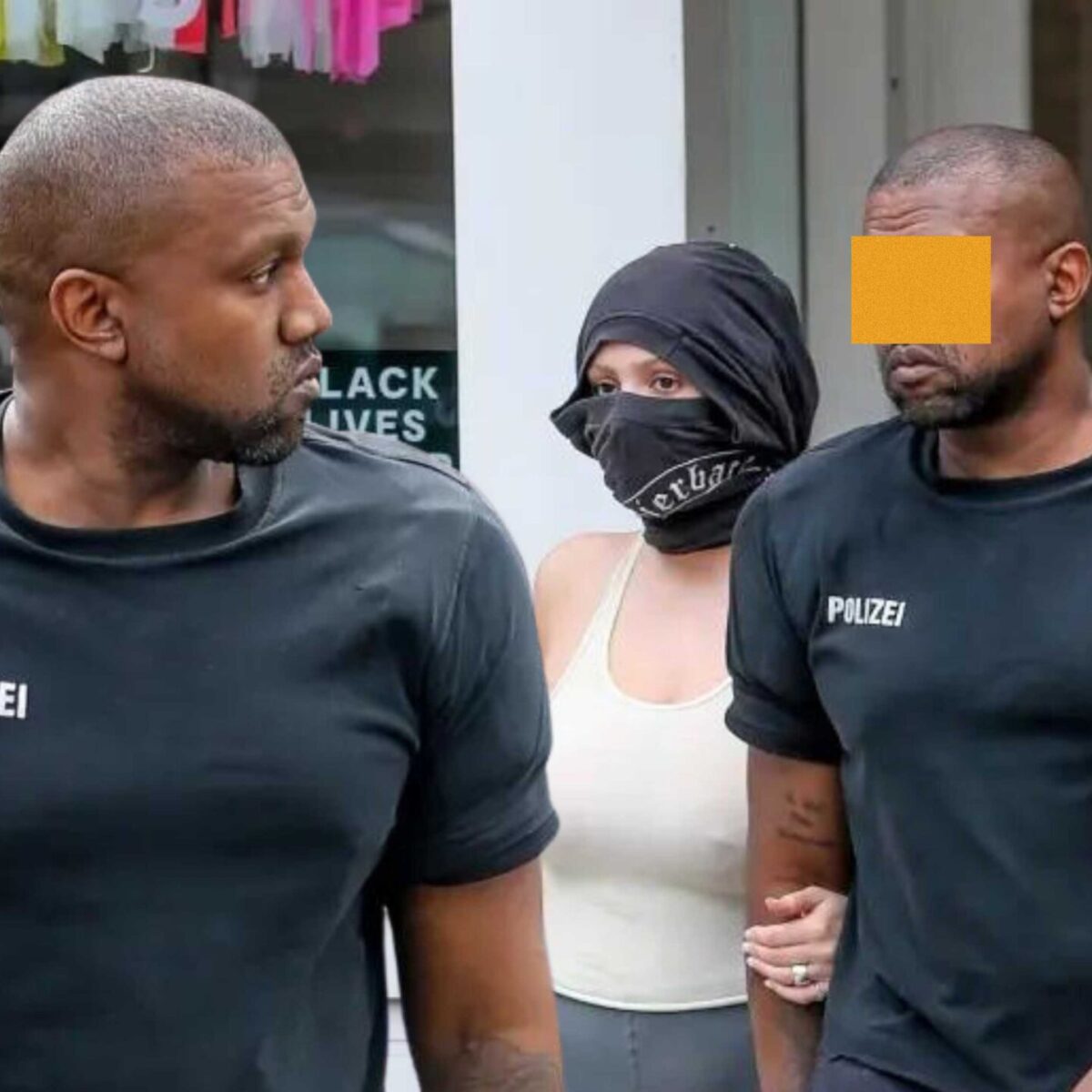 Ο Kanye West με sock shoe και μπλούζα με την λέξη “Polizei” πάνω της, έκανε μια “κάζουαλ” εμφάνιση στο Λος Άντζελες