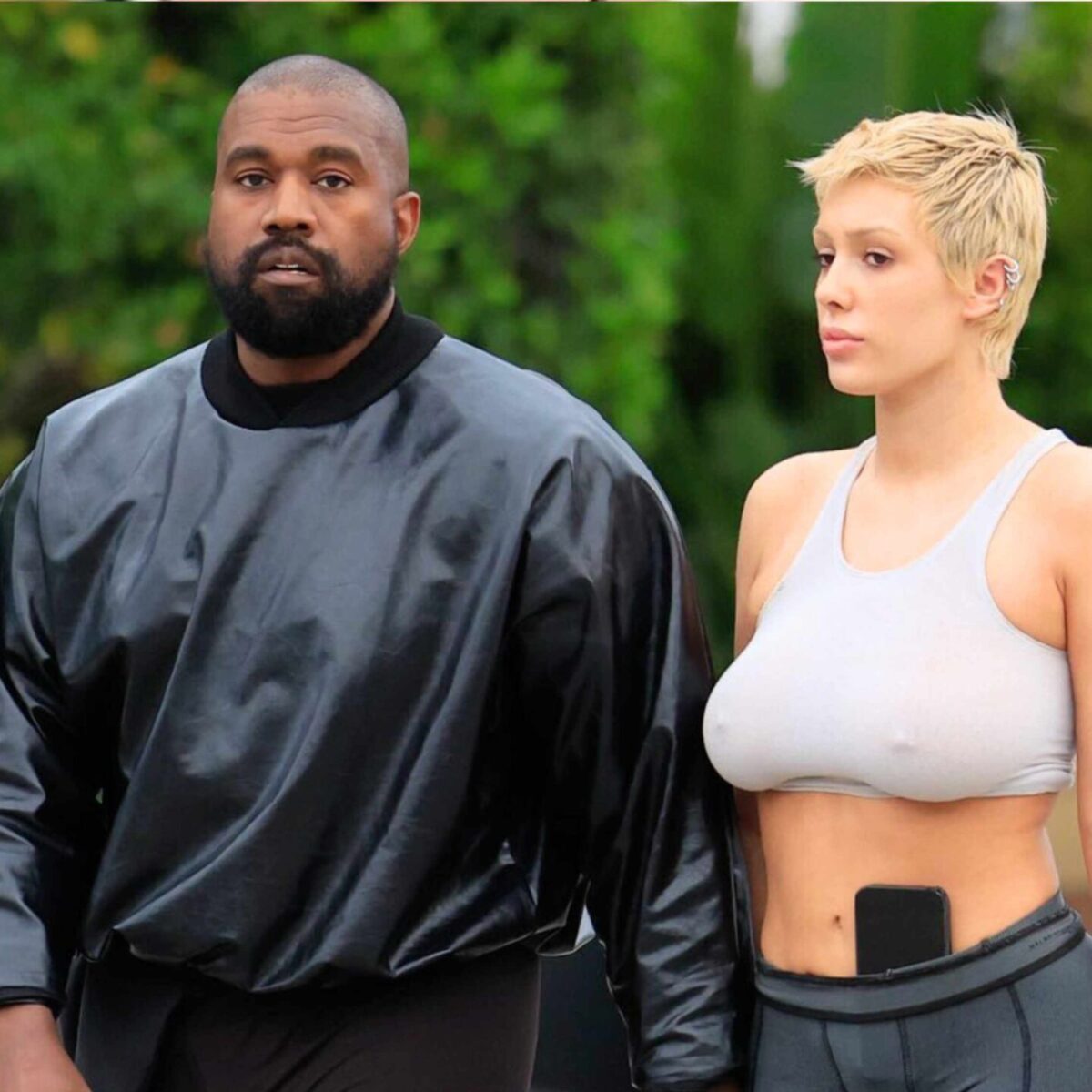 Kanye West: H viral φωτογραφία, το sock shoe και το trademark της Yeezy