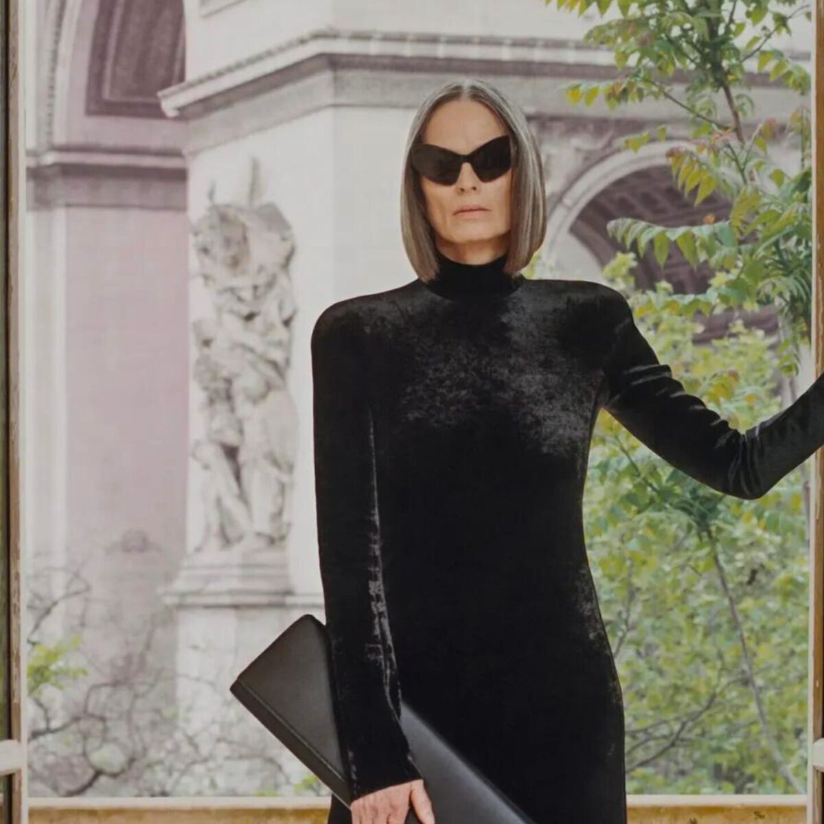 Ο oίκος Βalenciaga μόλις απέδειξε ότι δεν έχει χάσει το χιούμορ του, ούτε όμως και το high fashion status του