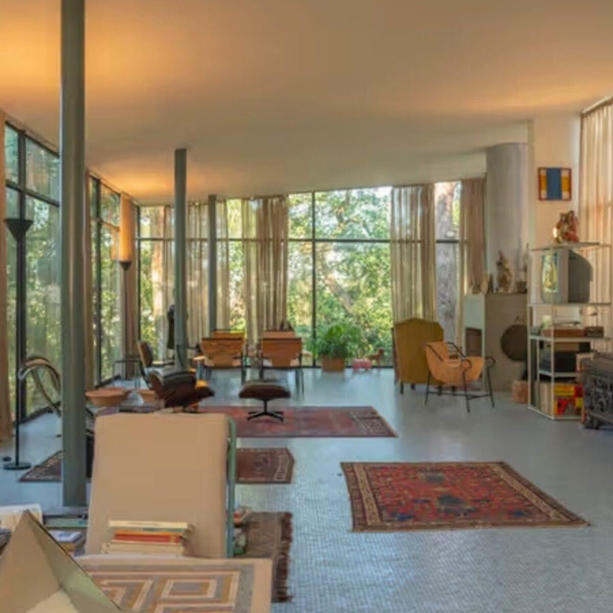 O oίκος Bottega Veneta σε προσκαλεί να περιδιαβείς τα δωμάτια του Glass House, την πάλαι πότε κατοικία της αρχιτέκτονα Bo Bardi!