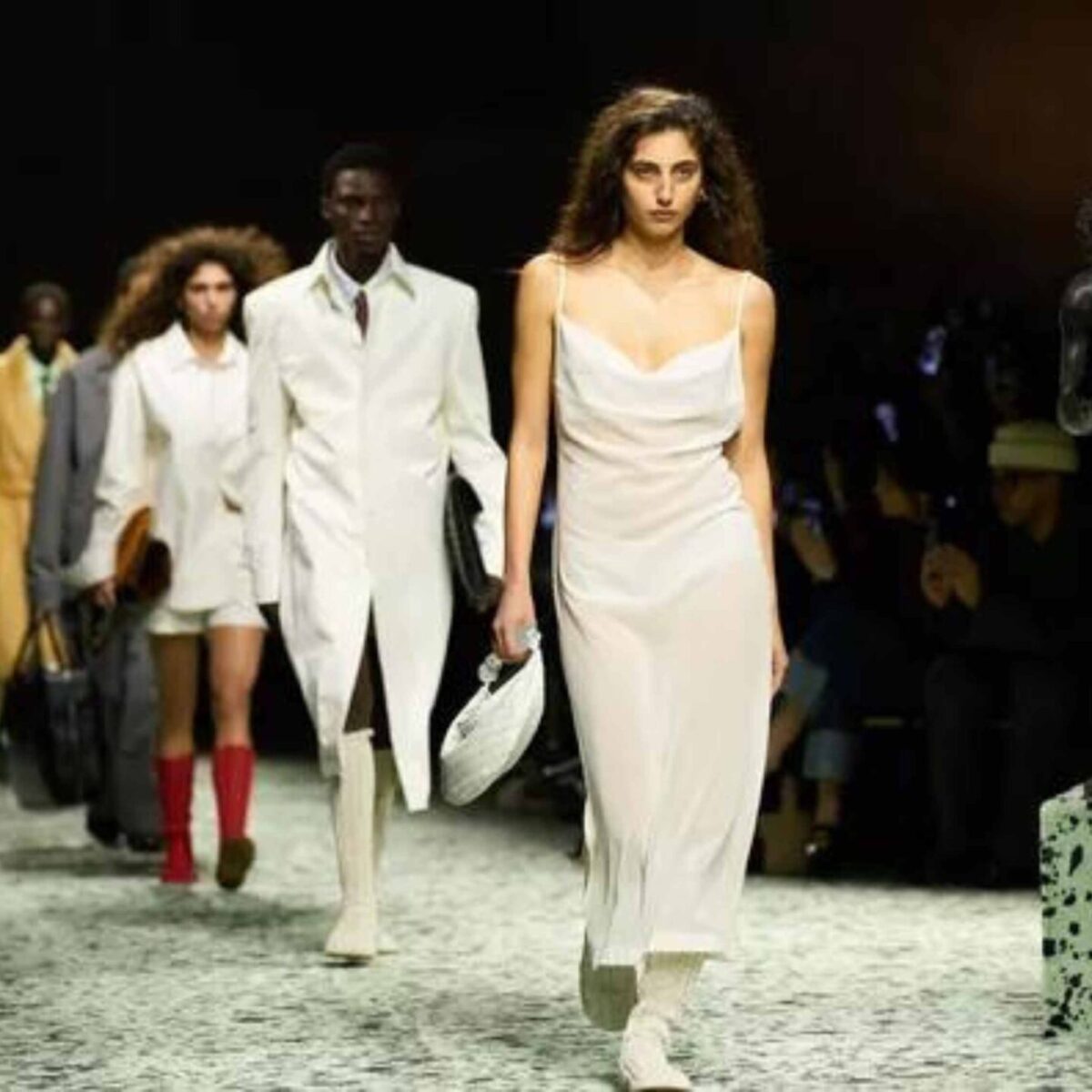 H επίδειξη του οίκου Bottega Veneta ήταν μια genderless γιορτή με ρούχα για όλ@