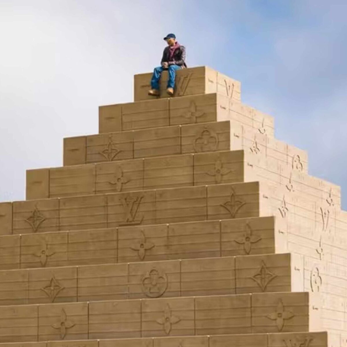 O oίκος Louis Vuitton δημιούργησε μια τεράστια πυραμίδα στην άμμο, σε συνεργασία με τον Pharrell Williams